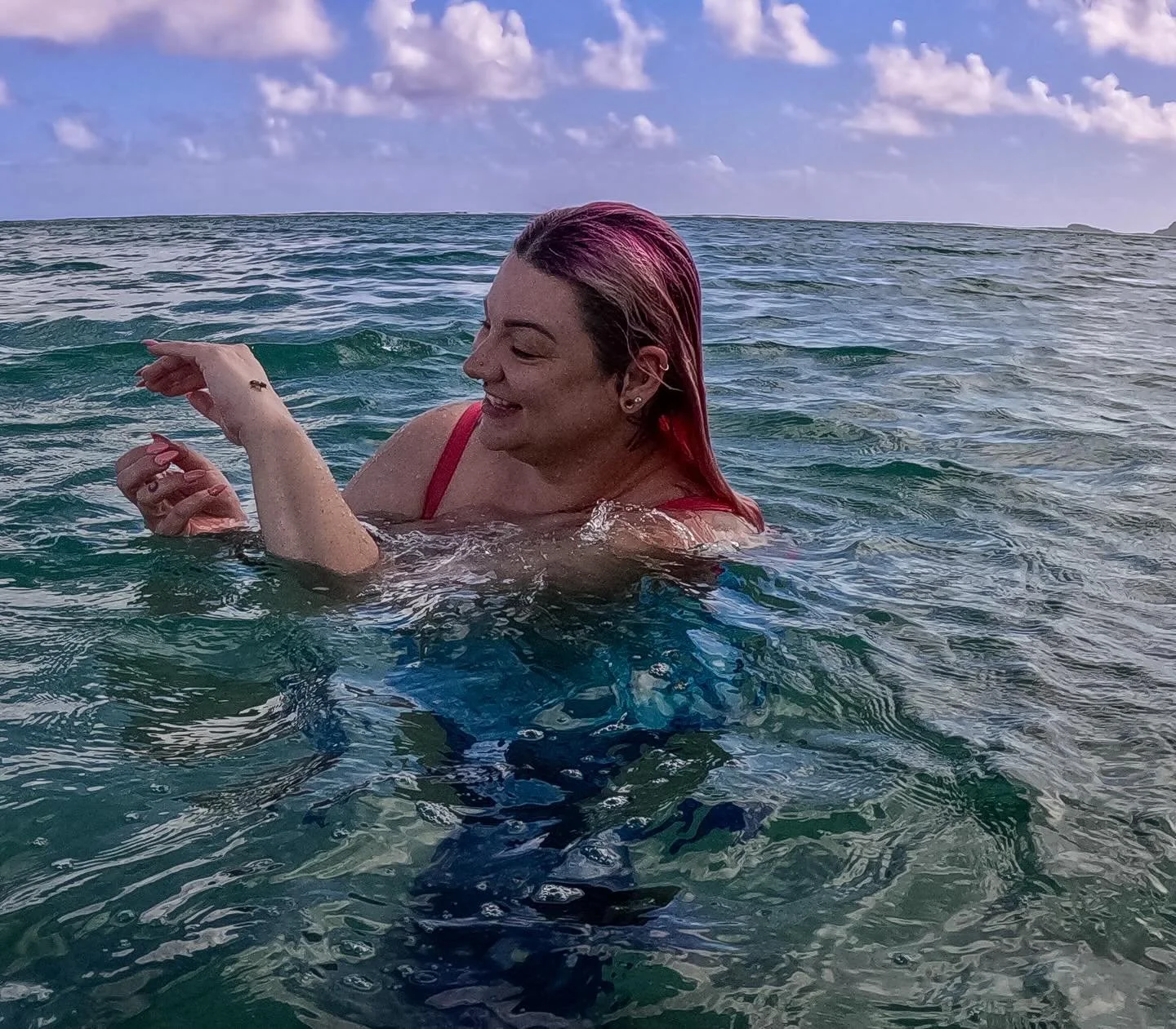 🐝 While teaching a 🧜&zwj;♀️ lesson to this lovely goddess, a magical bee landed on her hand &amp; she displayed such trust &amp; wonder with this tiny little insect, I had to capture the moment! 

It is quite remarkable to see how putting on a merm