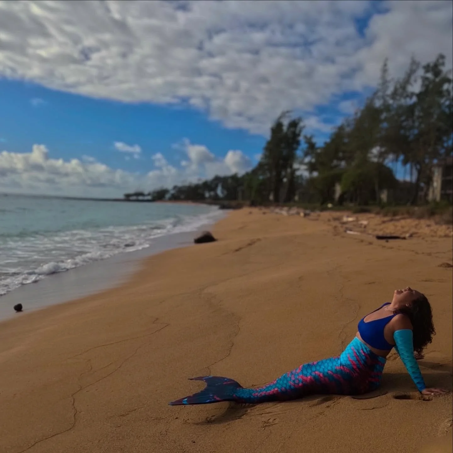 Just another beautiful Hawaiian day 🌺

🧜&zwj;♀️ @imanismamilulu in a @mertailor tail 

#kauaimermaidexperience #kauaimermaid #kauai #kauaihawaii #kauaimermaids