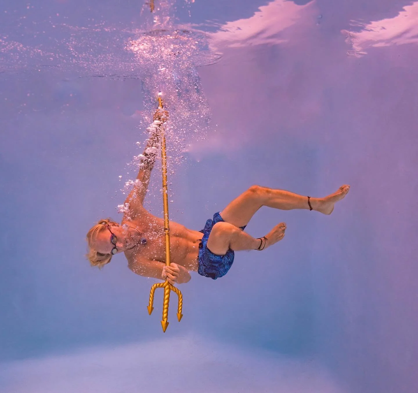 🔱 Which photo do you like the best? Don&rsquo;t you love the color &amp; the bubbles here? 🫧 

It was an absolute honor to capture the brilliance of this absolutely talented &amp; inspiring underwater dancer merman @alexisdancing_ recently with an 