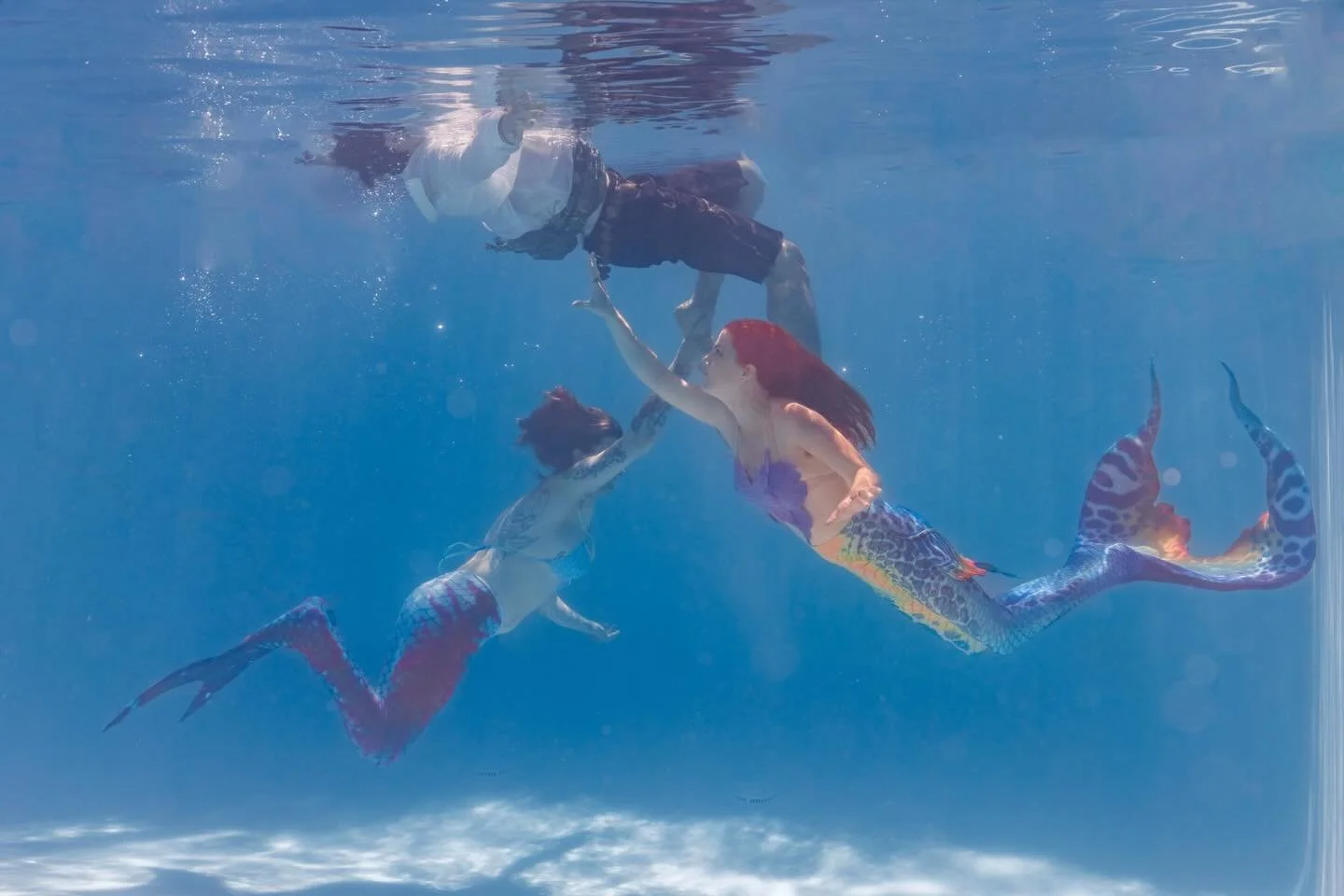 Which photo do you like better? 📸

This was an epically fun photo shoot with a group of friends after the natural mermaid @bluntamab had her first 🧜&zwj;♀️ lesson at @kauai.mermaid.experience 

Her friends tagged along &amp; decided to jump in the 
