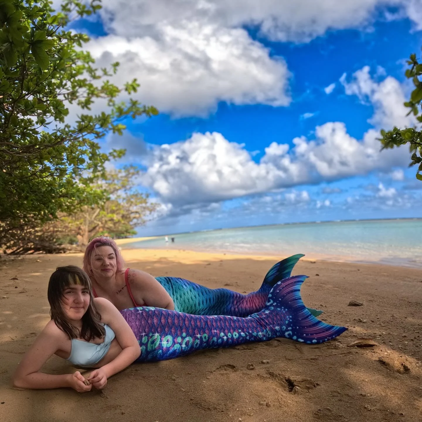 I love it when mothers &amp; daughters do a photo shoot &amp; mermaid lesson together. I think it is an incredibly bonding experience! 💙

This was a sweet lesson with @odd_fxxking_stylist &amp; her daughter on lovely Kaua&rsquo;i, Hawaii. Aren&rsquo