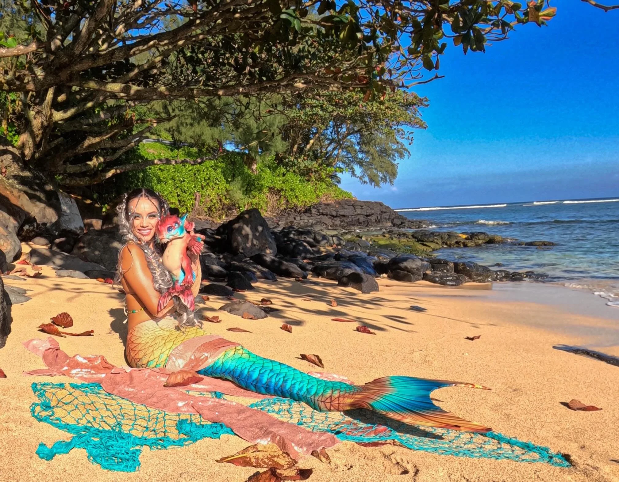 🐉 Have you ever met a baby dragon? 

Which photo do you like better? 🤔 

The beautiful @havethumbswilltravel posed with @dmitry.arts sparkly little Kudaru doll that I had made especially for mermaid photo &amp; underwater photography portrait shots