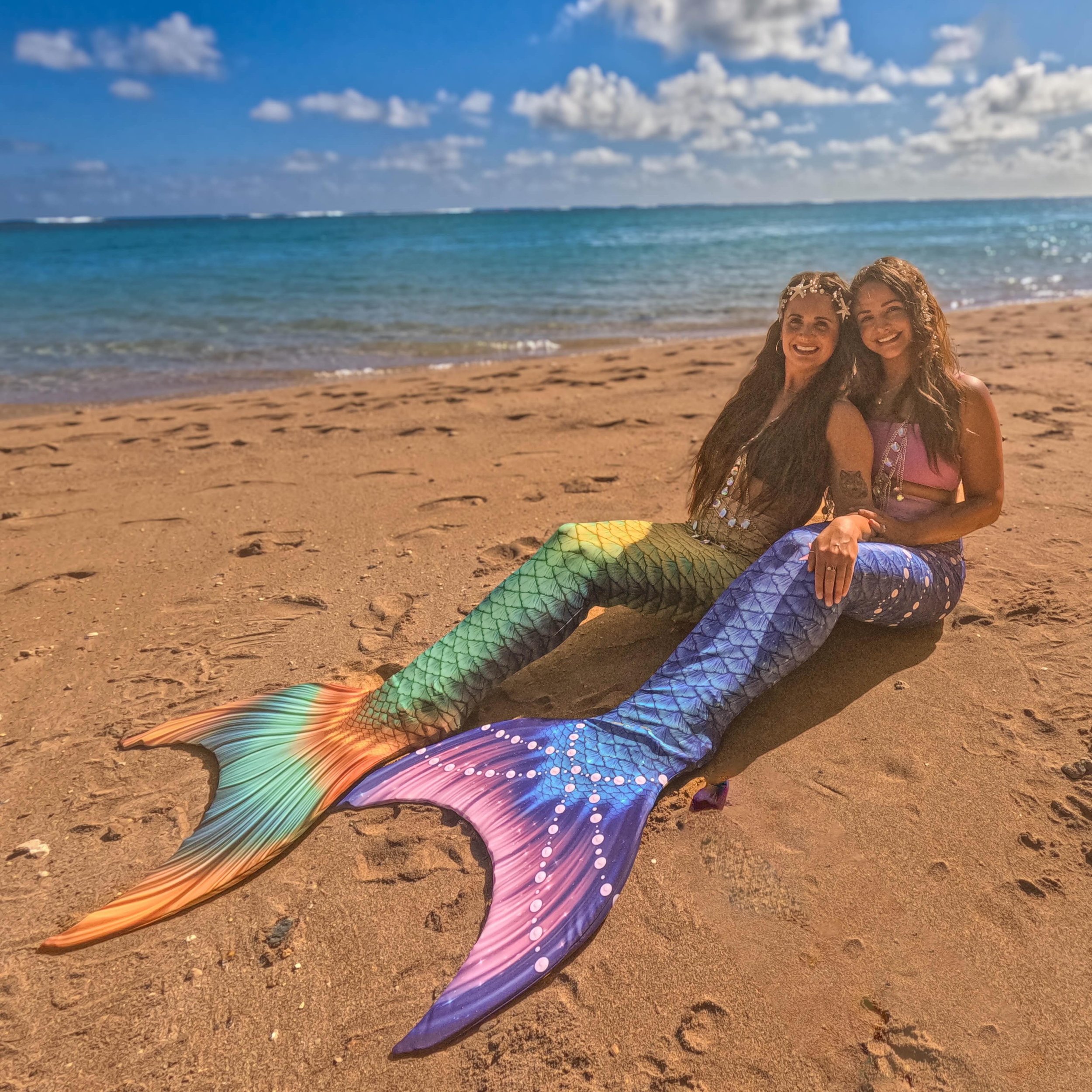 🏝️ Which photo do you like the best here? Aren&rsquo;t they beautiful? 🤔 

This was the sweetest photo shoot &amp; lesson I did recently with two sisters - or I guess I should say - seastars as they were just transformed into mermaids! 🧜&zwj;♀️ 

