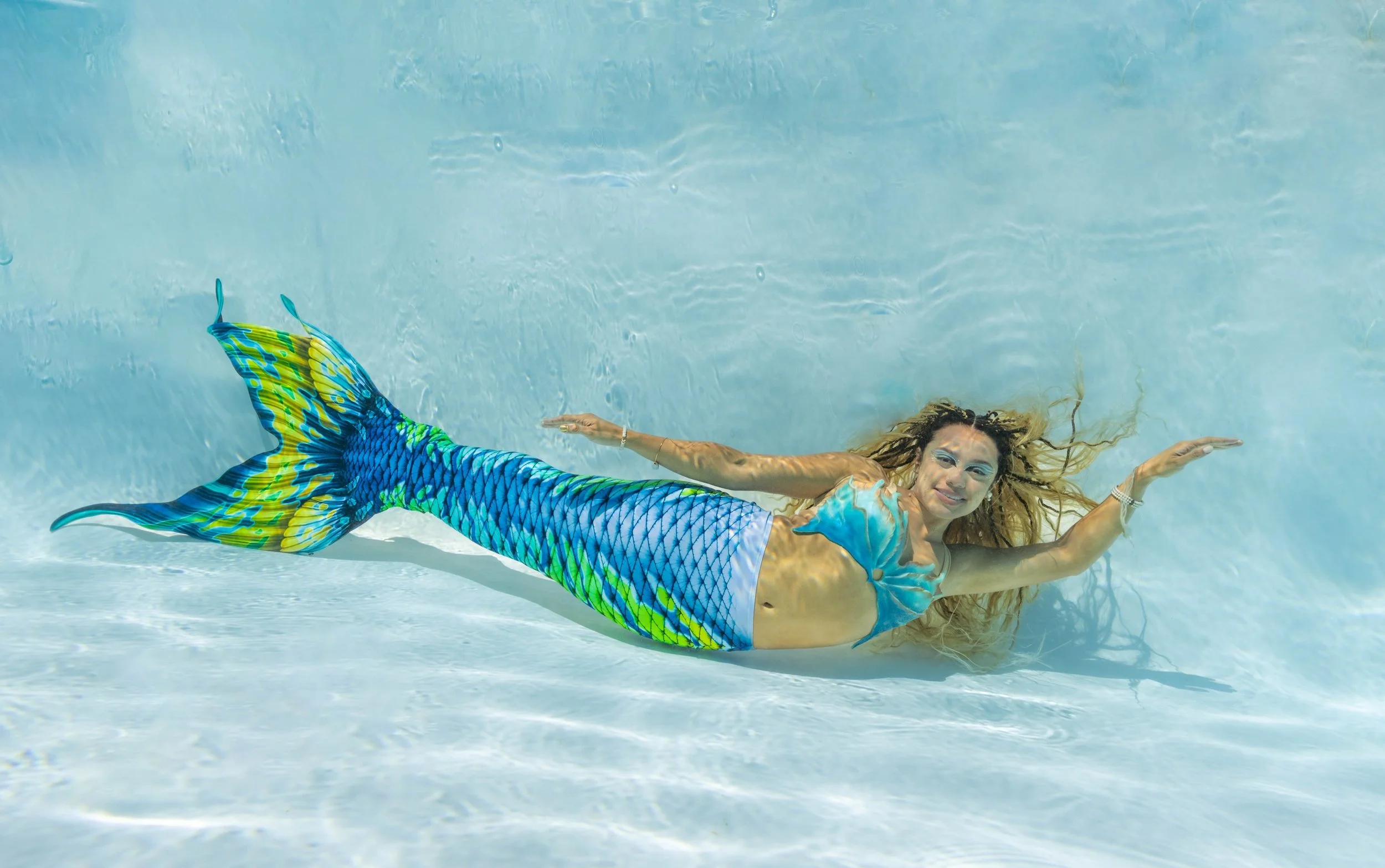 📸 I had the honor to photograph this queen @seraphinebeautytravels recently during an underwater photo shoot in my pool. 

Months before I gave her a 🧜&zwj;♀️ lesson (scroll through my page on @kauai.mermaid.experience &amp; you&rsquo;ll see beach 