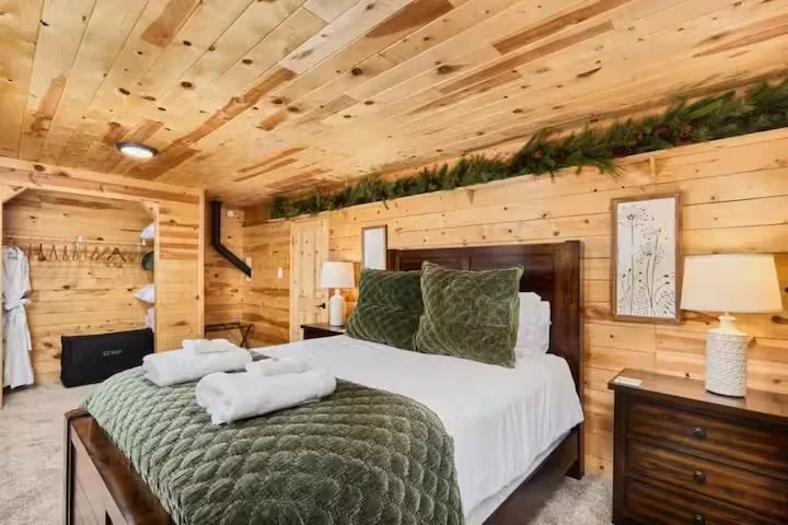 Cozy Cabin Room    (double occupancy)