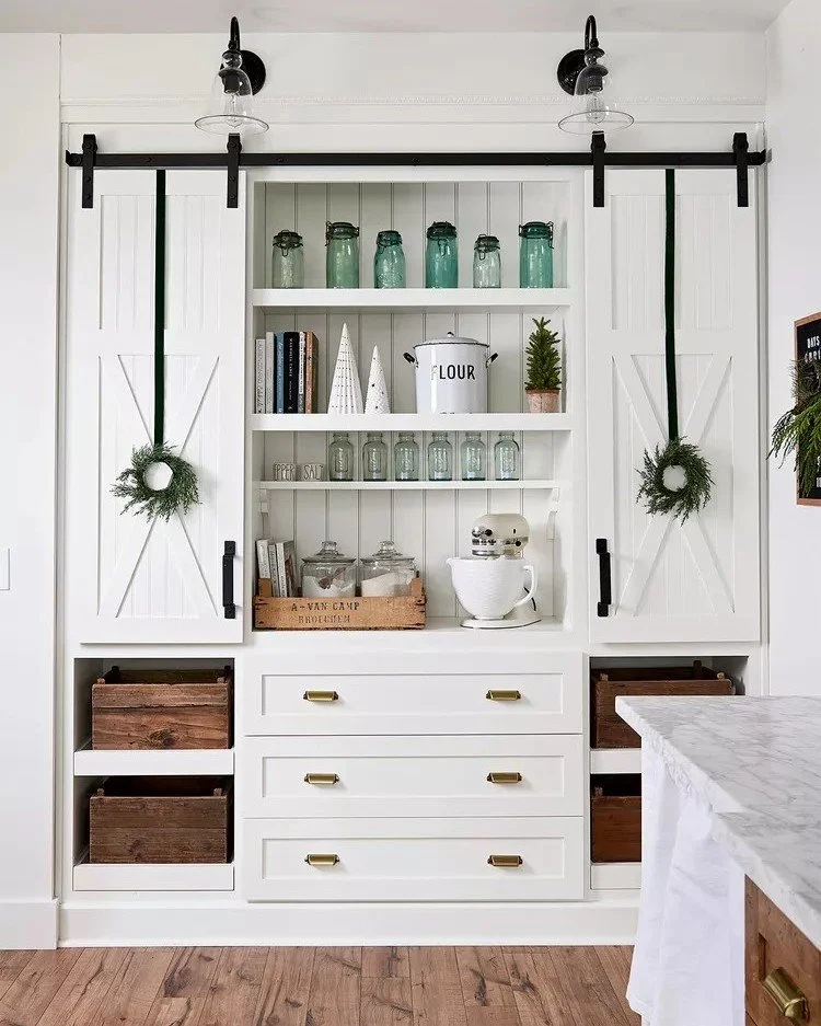 Never too early for a holiday decor! If you&rsquo;re looking for simple ways to add that holiday spirit into your kitchen space, think of adding a simple wreath. 

Tag a friend who needs some holiday kitchen inspiration! 🎄

Via Better Homes &amp; Ga