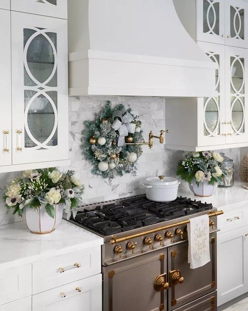 The intricate details on these cabinets are simply stunning! ✨ The perfect backdrop for a festive holiday feast.

Via Better Homes &amp; Gardens
.
.
.
#hamiltoncabinets #hamiltonkitchens #hamiltoncustomfurniture #nzcabinetry #custommadecabinets #hami