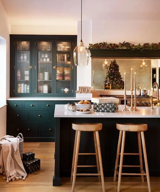 Love how the green cabinetry complements the natural wood tones and holiday decor. This kitchen is a cosy Christmas dream! 💚

Via Homes and Gardens
.
.
.
#hamiltoncabinets #hamiltonkitchens #hamiltoncustomfurniture #nzcabinetry #custommadecabinets #