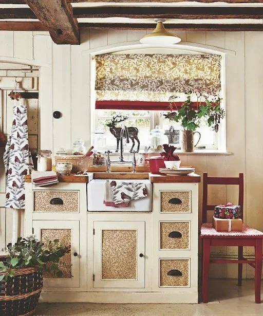 The intricate detail on these cabinet doors is truly stunning. It adds a unique touch to this cosy kitchen. 🎄

Via Homes and Gardens
.
.
.
#hamiltoncabinets #hamiltonkitchens #hamiltoncustomfurniture #nzcabinetry #custommadecabinets #hamiltonrenovat