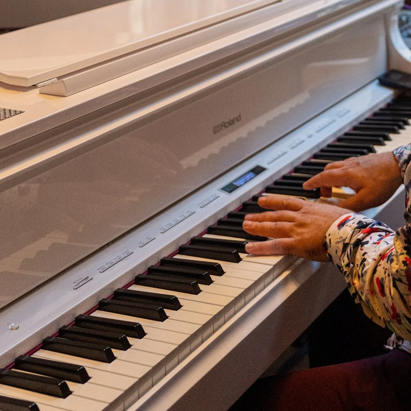 Live pianist playing keys at The Berczy Tavern piano bar on Front Street East in downtown Toronto