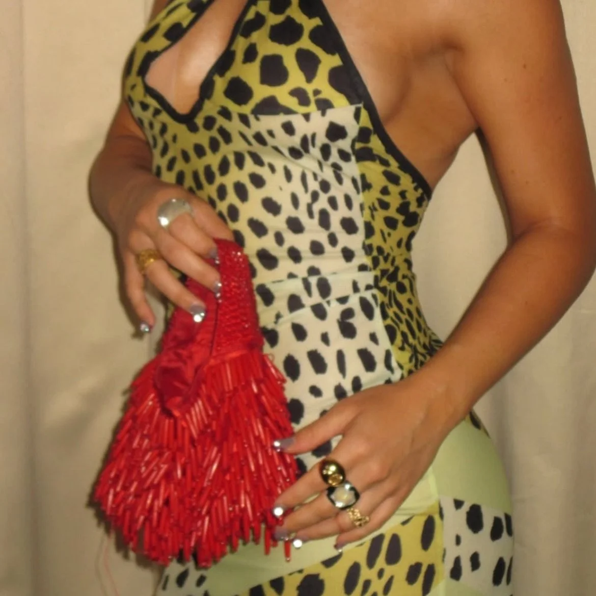 Obsessing over how cool @alyssabriannee nails looked throughout her beautiful Thailand trip !!