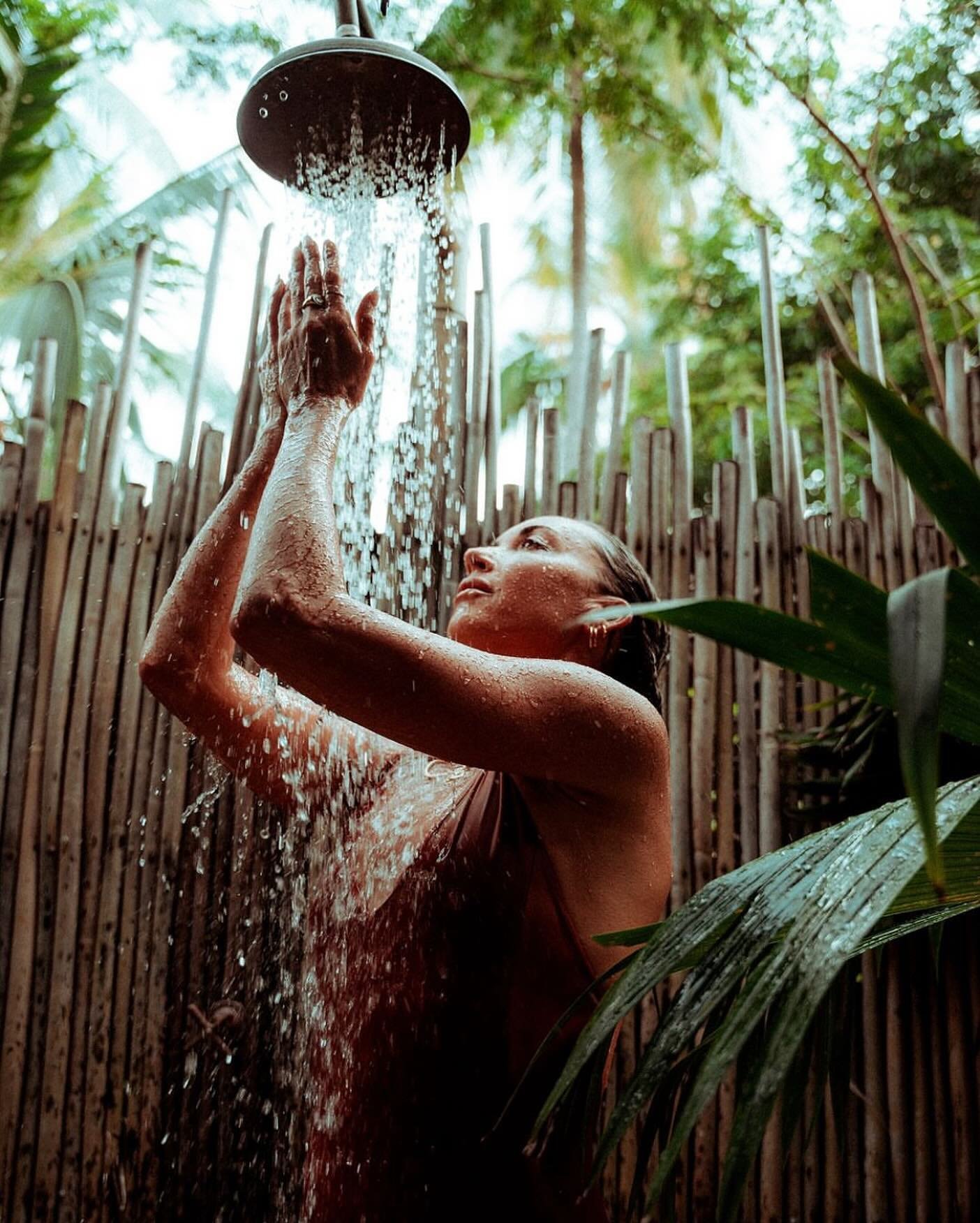 Step into the embrace of nature&rsquo;s shower 💦🌿 enjoy fresh droplets on your skin as sunlight filters through the leaves. 

Outdoor showers connect us to the elements while revitalizing the soul with mothers natures healing touch. 

If you have v