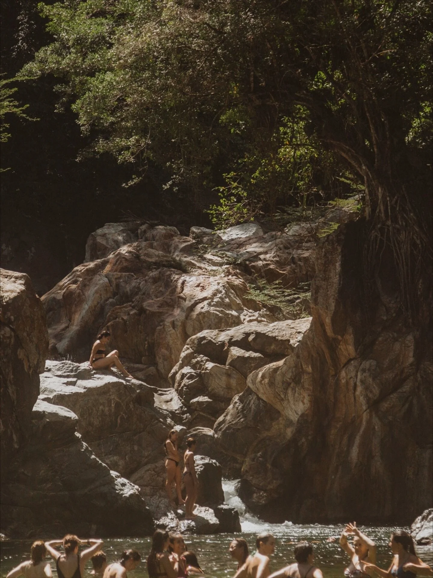 ~ Mística y sagrada ~ 
La leyenda de la Poza Encantada cuenta que quienes se sumergen en sus aguas experimentan una purificación  espiritual, conectando la naturaleza y los espíritus sagrados que la protegen.
Uno de nuestros de