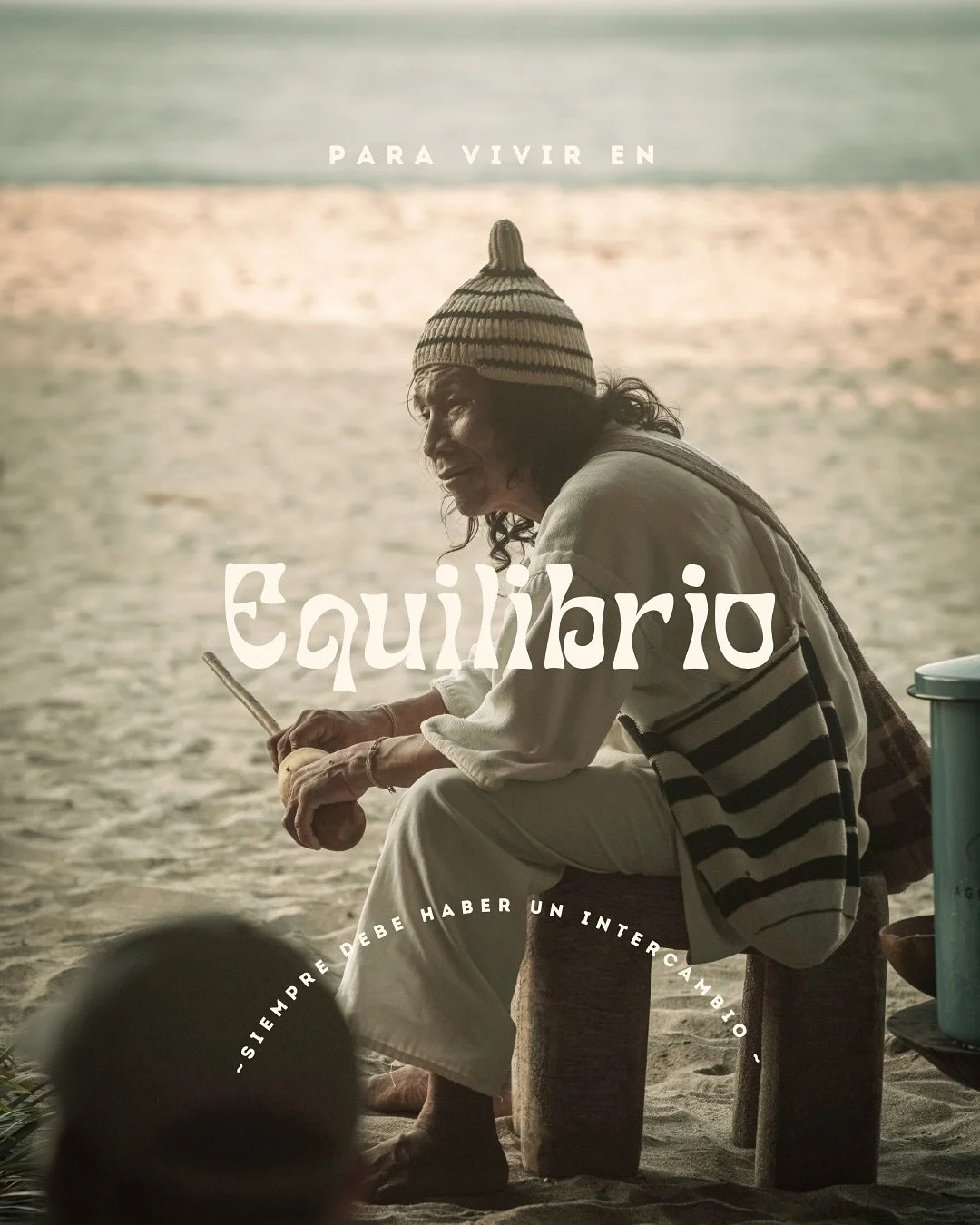 Conchas, semillas, tabaco y el corazón abierto ✨
para dar, para recibir.
La ofrenda es un acto sagrado, un pagamento a la Madre Tierra 🌍.
Desde el corazón del mundo, los Hermanos Mayores nos enseñan que a través del paga