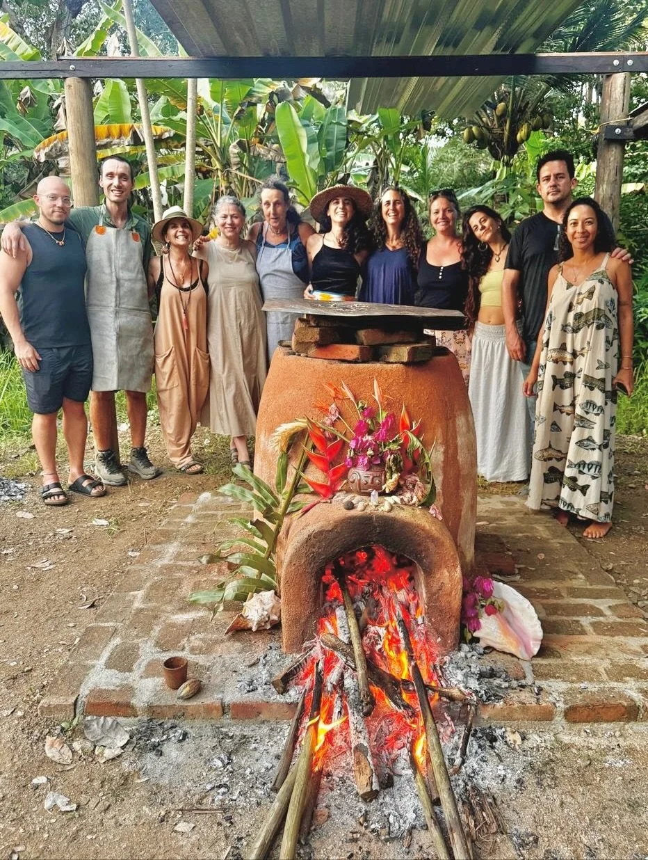 VASIJAS PRECOLOMBINAS✨✨✨

As&iacute; se sinti&oacute; este segundo taller inmersivo con @companiahornera en la Casa de Creaci&oacute;n.

Esta vez nos propusimos vasijas grandes. La temporada de lluvia nos pidi&oacute; paciencia: cuidar la humedad, es