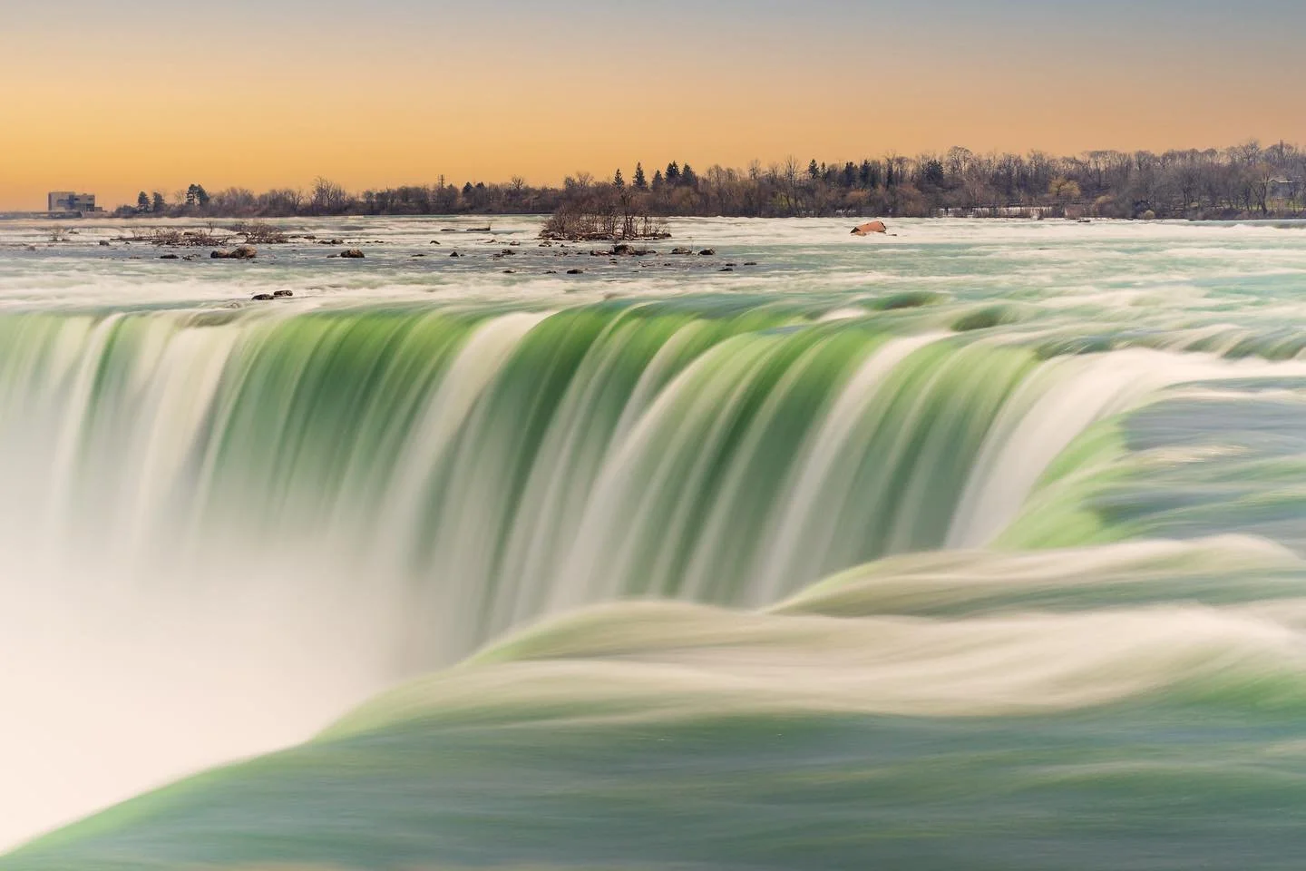 This is a perfect example why variable ND filters are essential… but having a tripod would’ve made this easier
.
.
.
.
. 
Sony A7 II with Samyang 85mm f1.4
ISO 400, 85mm, f/16, 2.5sec
#sonyalpha #bealpha #niagarafalls #longexposure #wate