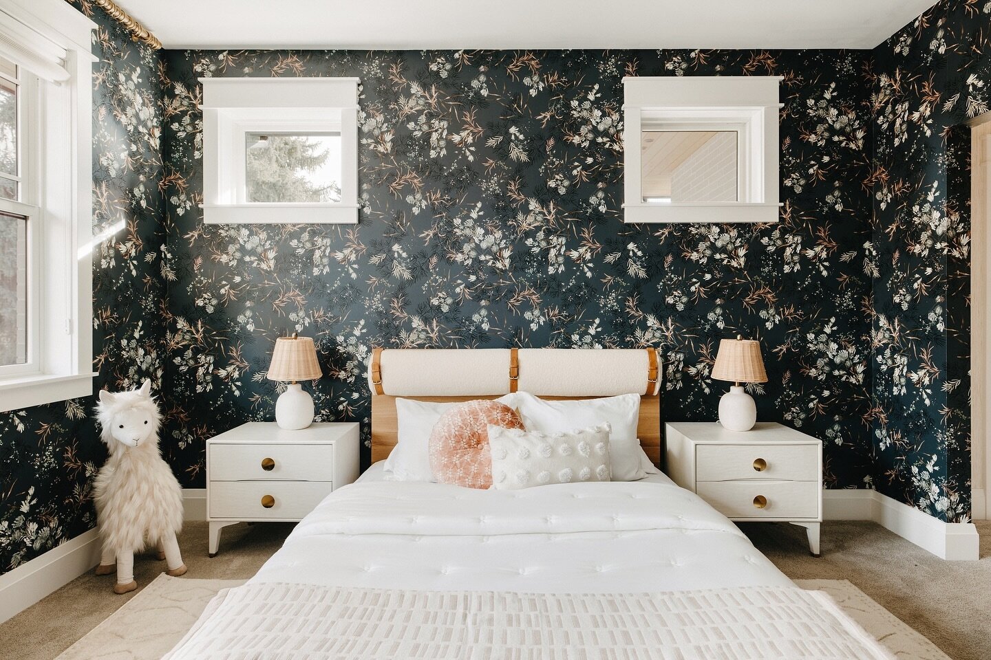 Dreamiest wallpaper in the cutest kid bedroom. We love a dark floral 🥀
Styled by @den.styling