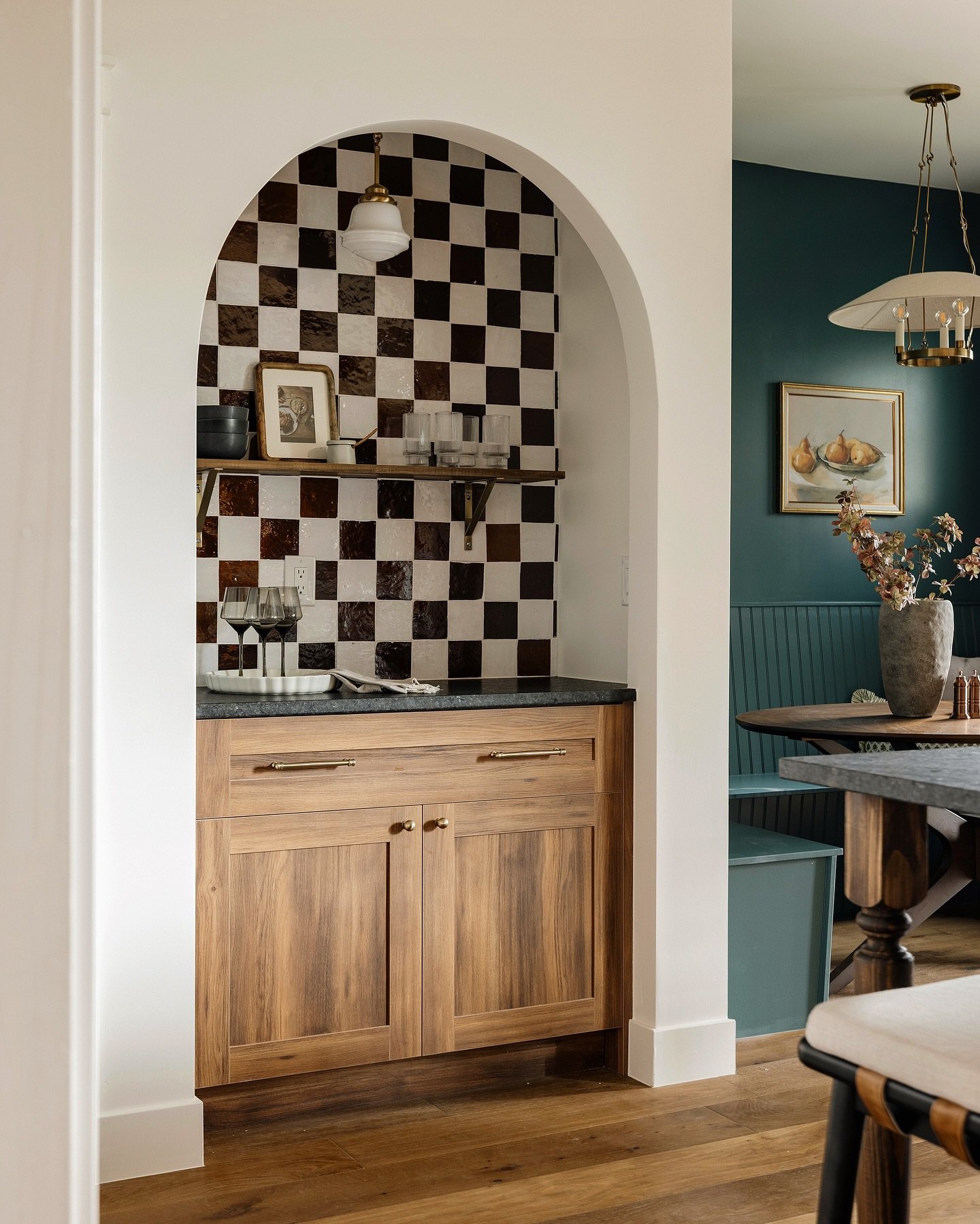 Perfect little 🏁 coffee nook

Styling | @sagewoodinteriors 
Interior design | @madhouse.interiors