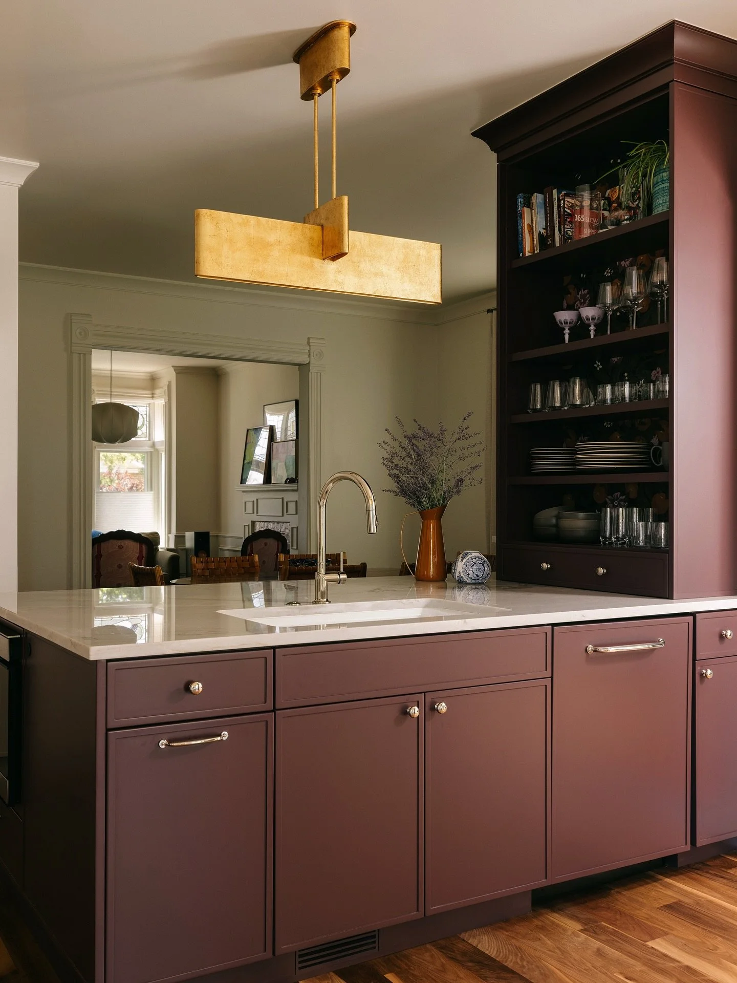 The prettiest kitchen cabinets in plum 💜 

Interiors: @shedandcompany