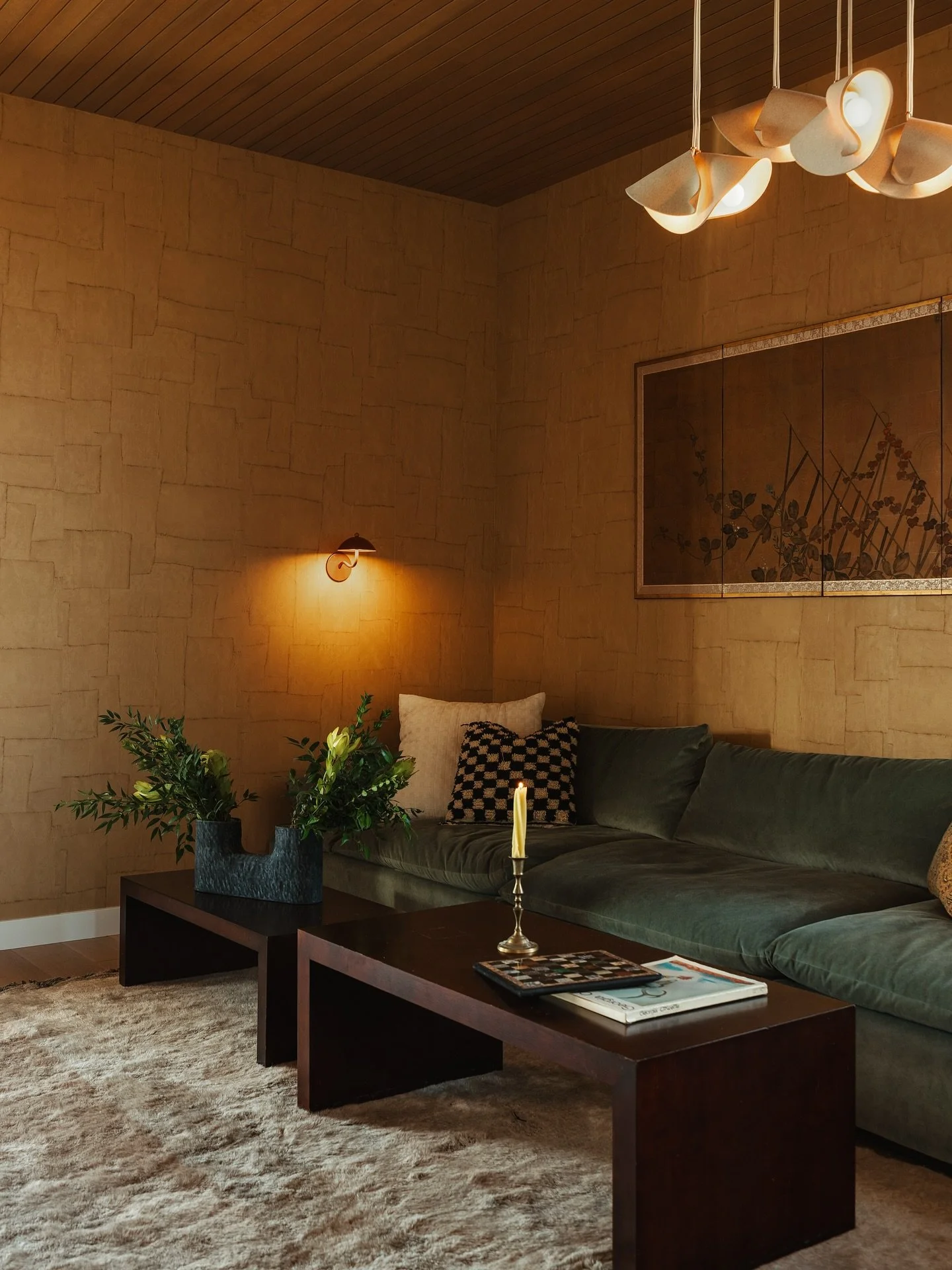 The coziest lounge room 🕯️

Interiors @katiemanz 
Architect @flowerarchitecture