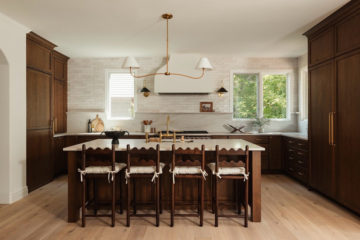 The kitchen at Covington, for @visiondesignbuild_co. Loving all the dark wood kitchens lately 🤎

Styled by @sagewoodinteriors
