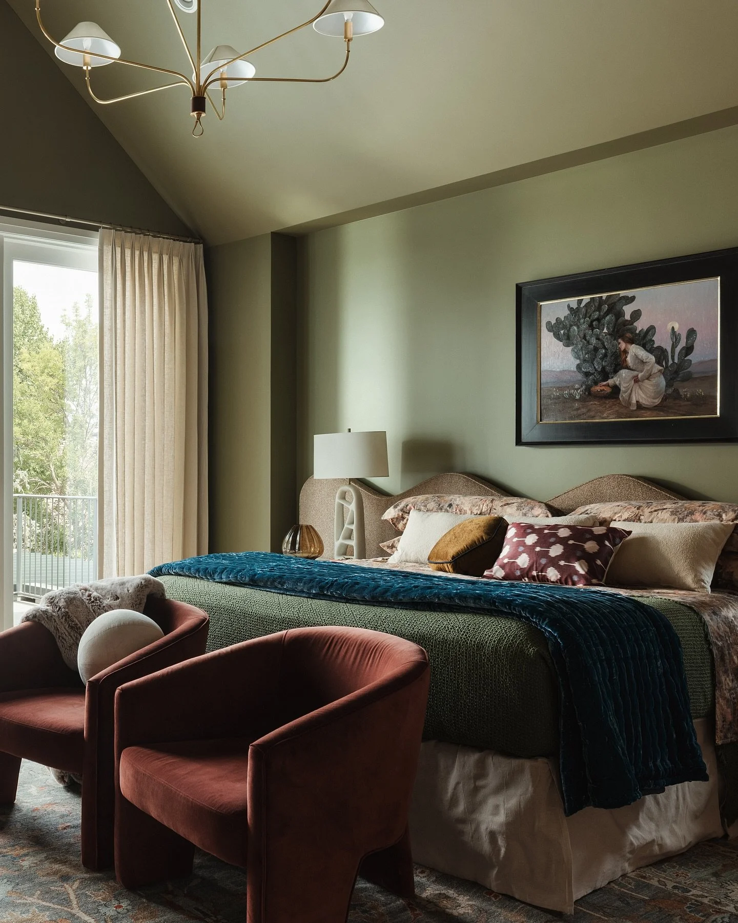 A peek at the primary bedroom inside this year&rsquo;s @denverlifemagazine designer showhouse, photographed for @windowsdressedup. 

Interior design: Atelier Denver