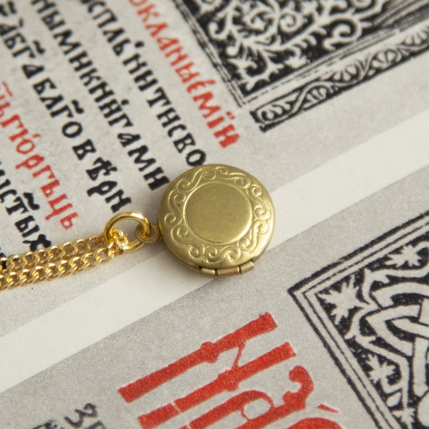 Mini Round Locket Necklace Simple 4.jpg