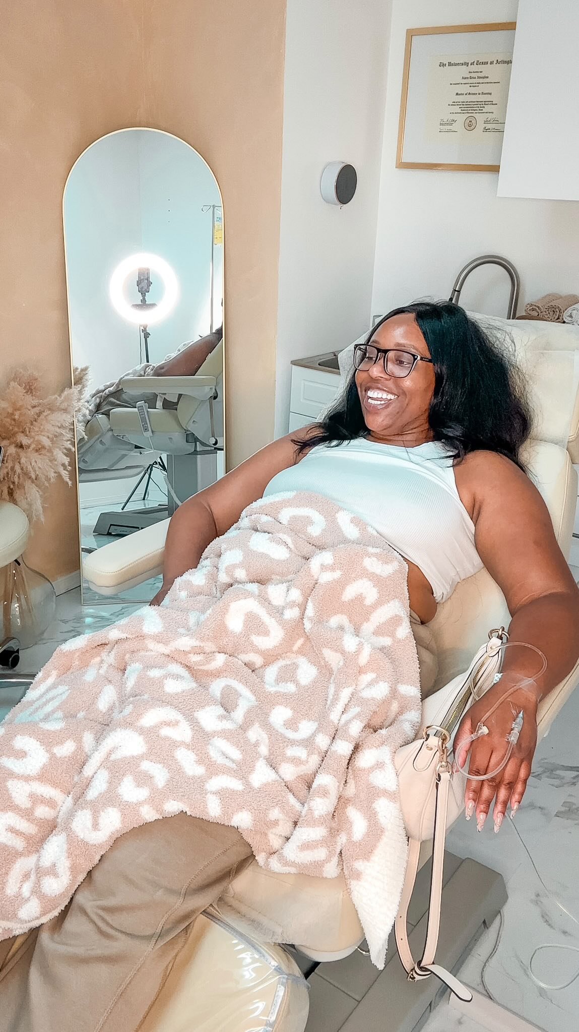 ⚡ Our Revitalize & Recharge Drip in action ⚡ B‑vitamins + essential minerals = your new go‑to for fatigue recovery, travel reset, or midday recharge.
Book your drip and get refreshed. 💧
•
📍 643 S Olive St Los Angeles
📧 hello@ajarabeauty