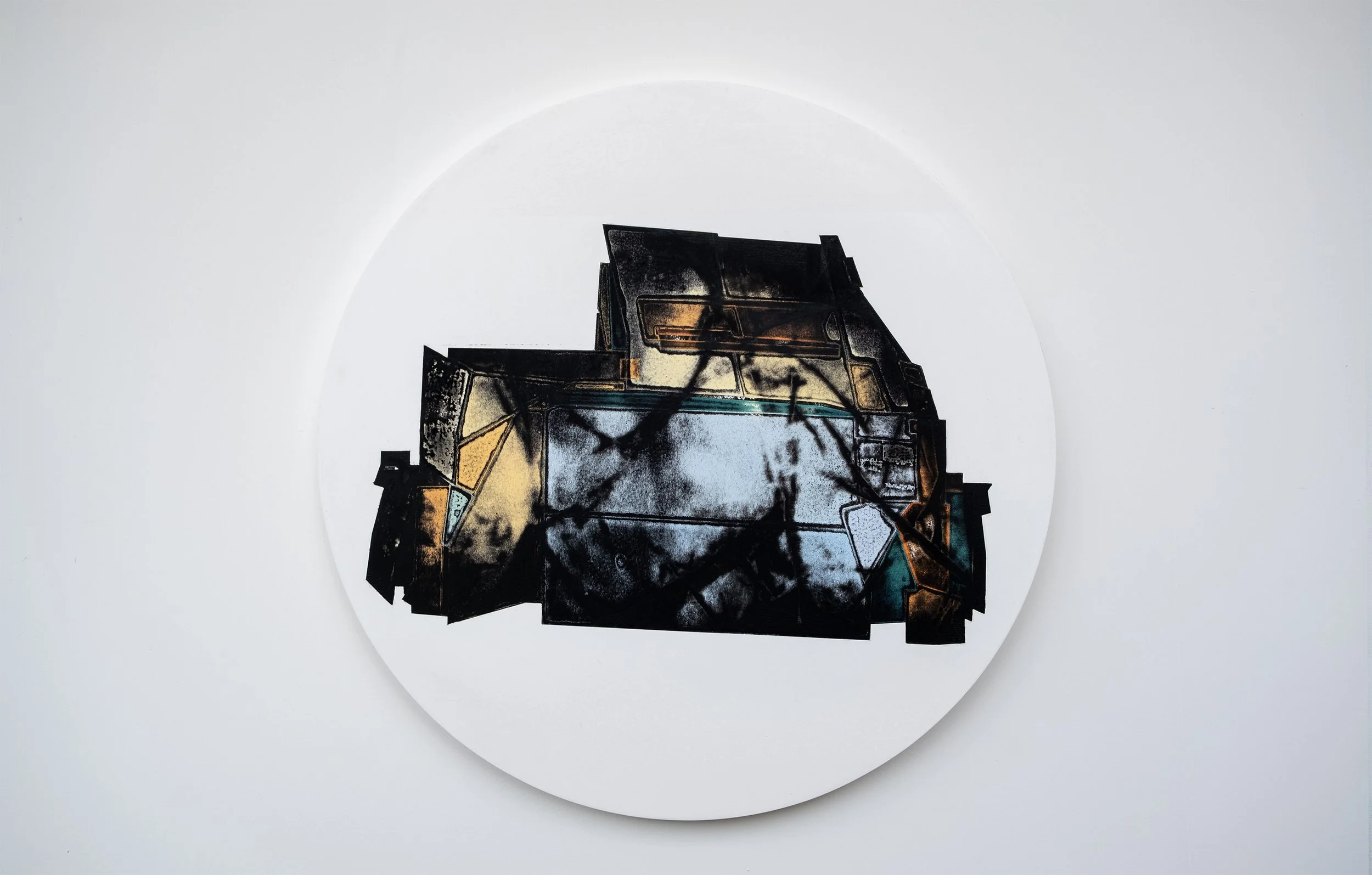 Construct #3 Conceal, 2021, Oil on panel - 40 cm diameter
