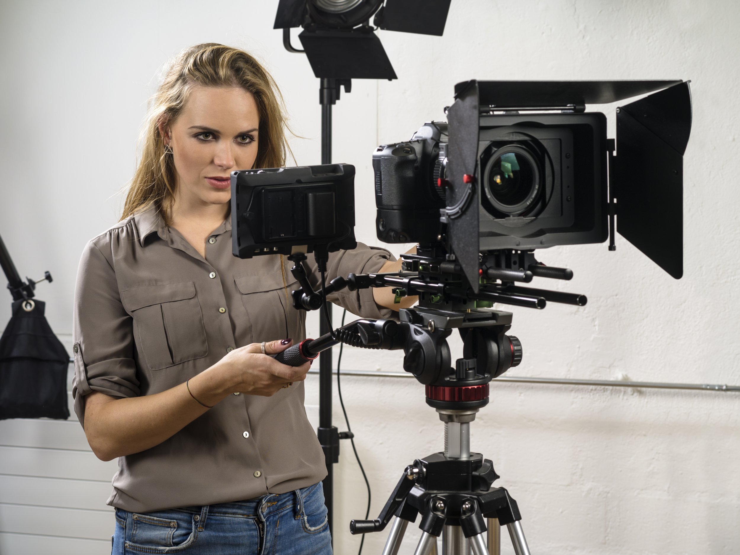 beautiful-woman-operating-a-video-camera-rig-KLM9QZV.JPG
