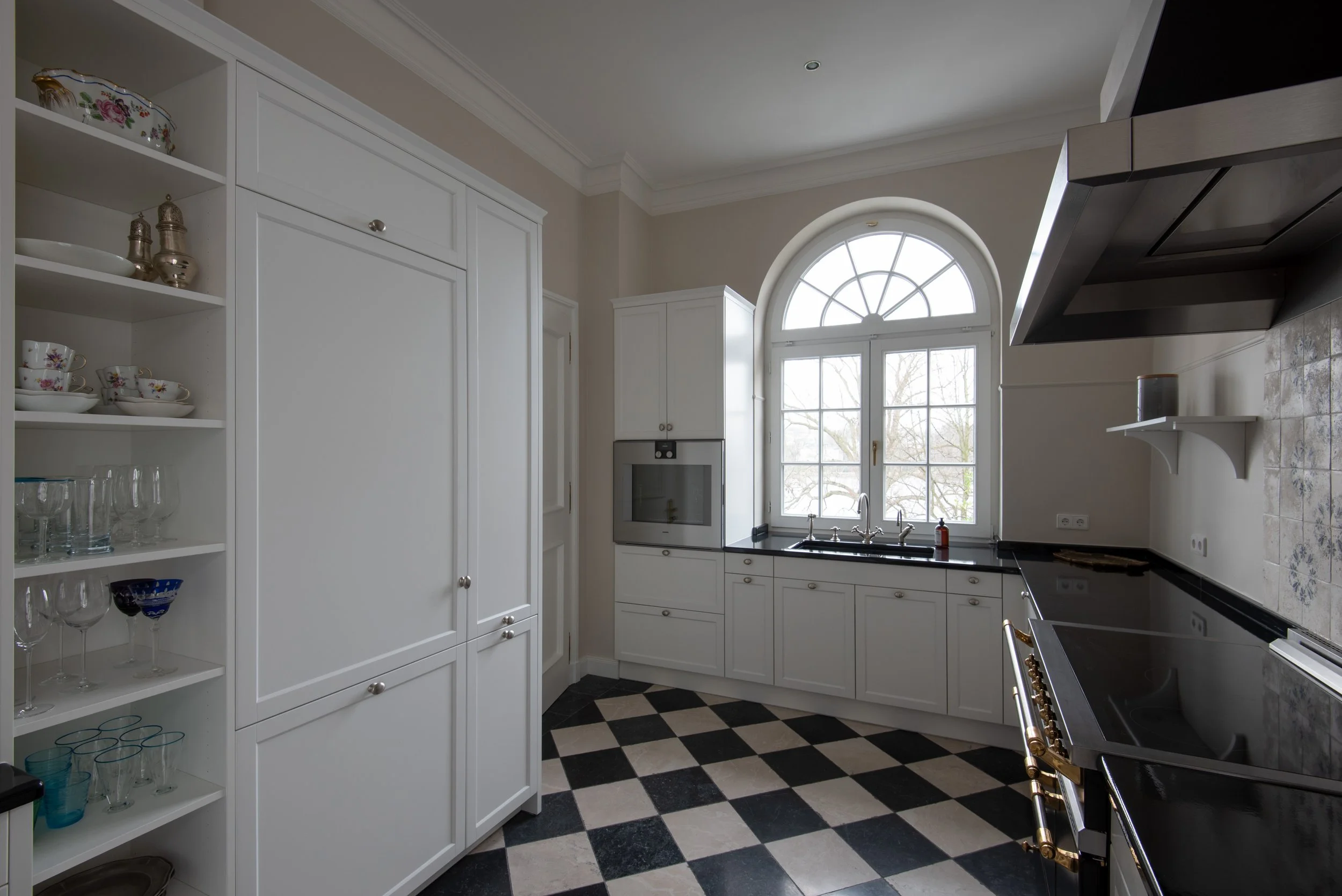 Moderne Landhausküche mit Gaggenau Backofen