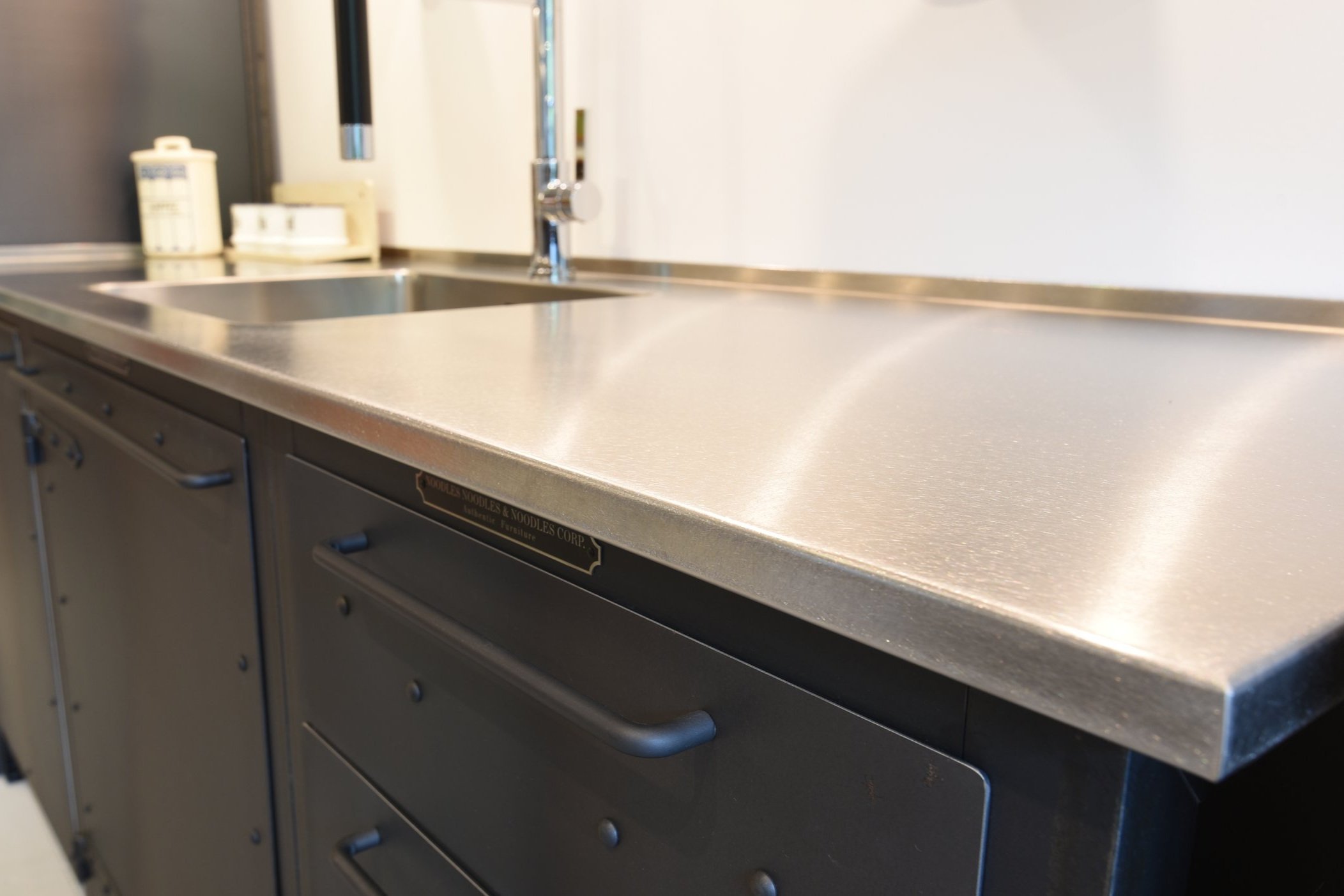 Noodles Küchenmöbel mit Edelstahlarbeitsplatte mit eingeschweißter Spüle