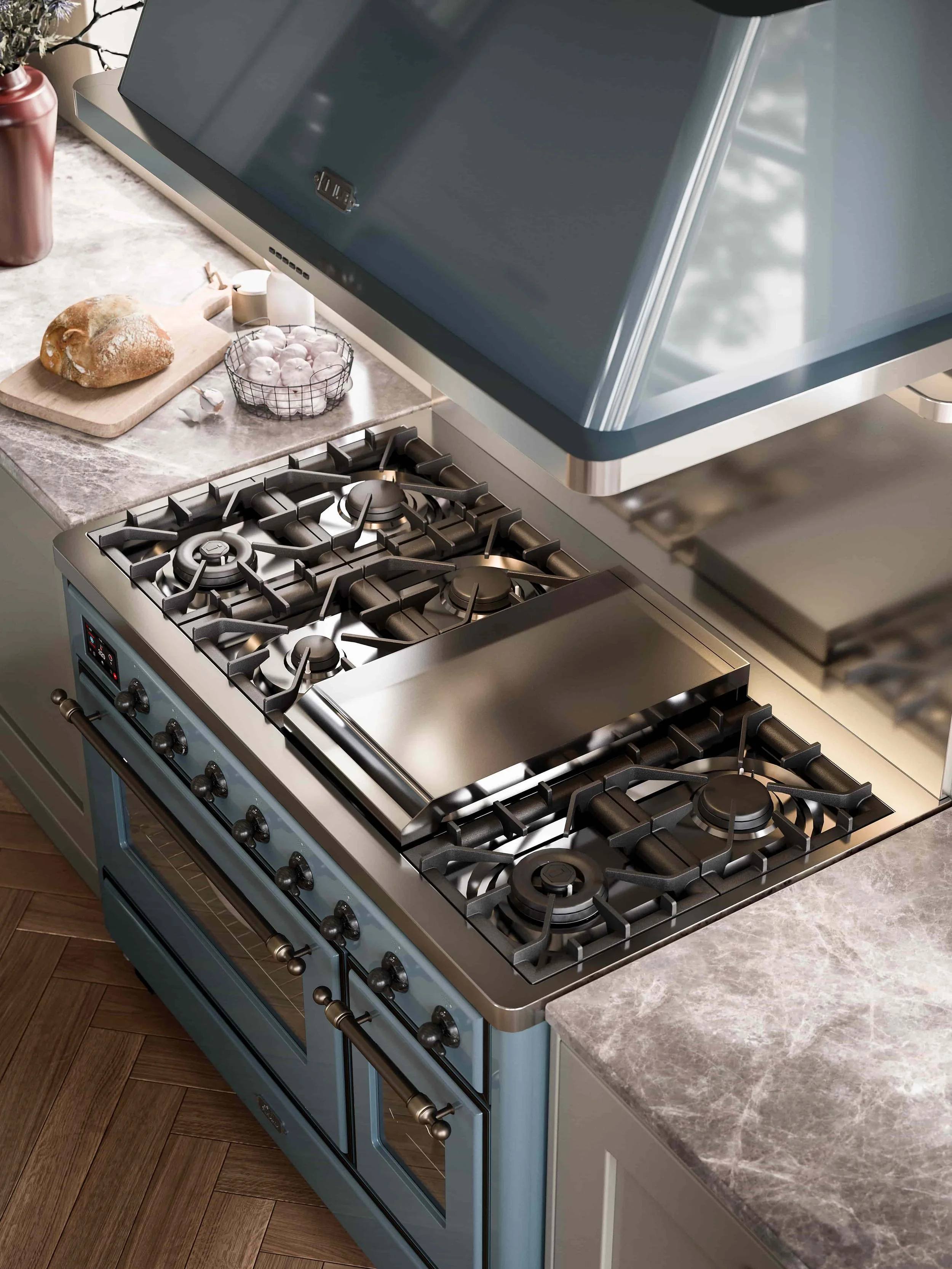 Rangecooker von Ilve aus der Majestic Serie, in Blau mit Akzenten in Bronze, Gaskochfeld mit Fry Top, passender Dunstabzug.