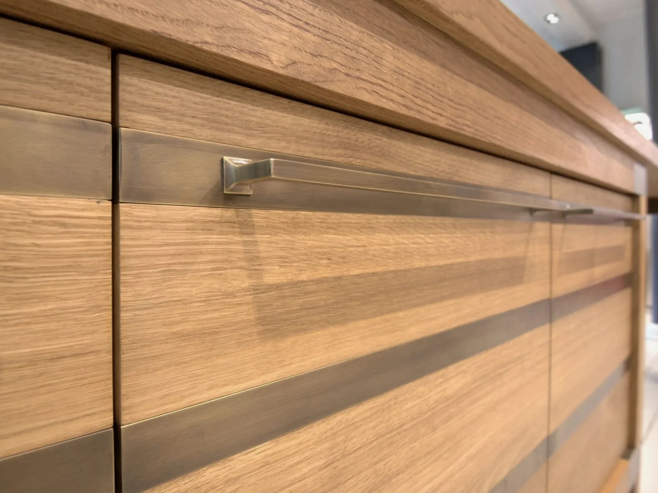 Beschläge aus brüniertem handgefertigtem Messing