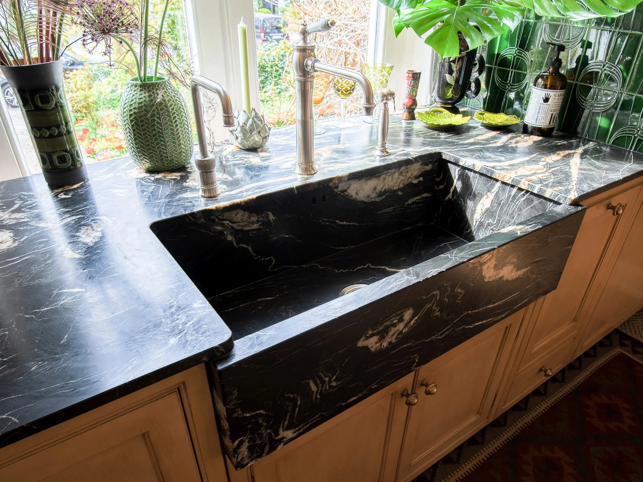 Landhausküche mit Armaturen von Quooker und Horus