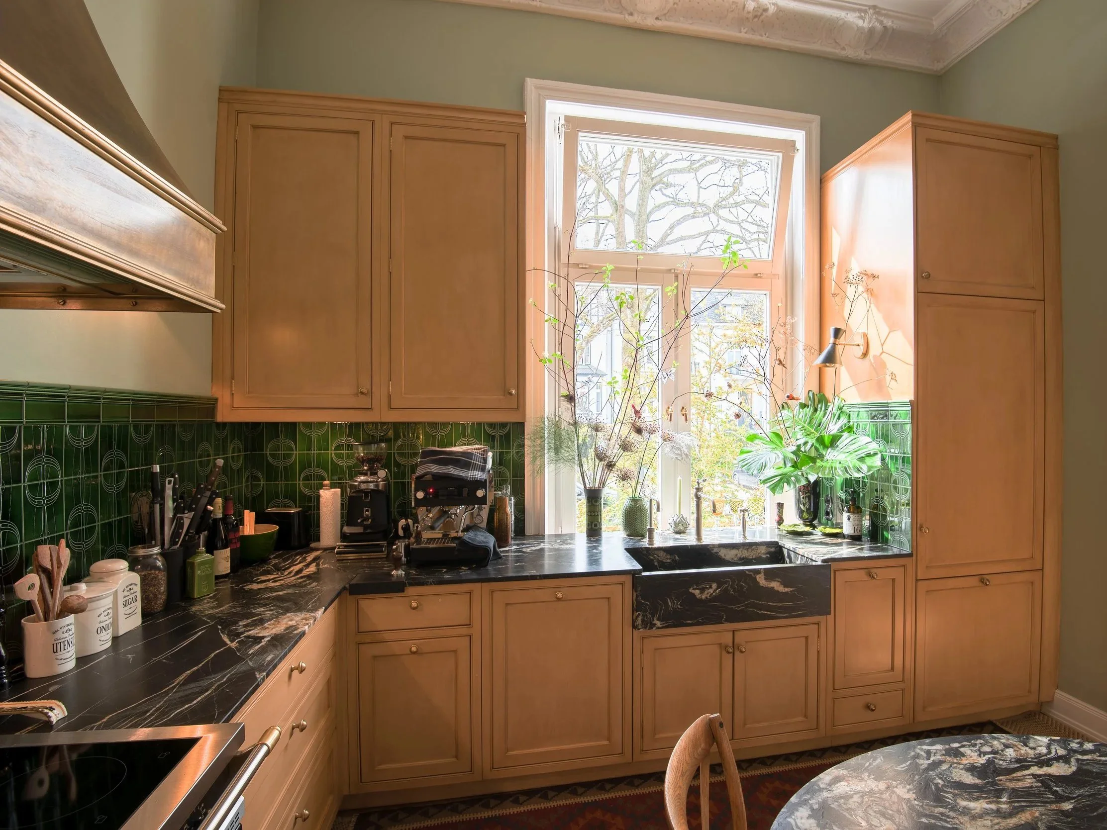 Landhausküche mit Arbeitsplatte und Spüle aus Naturstein