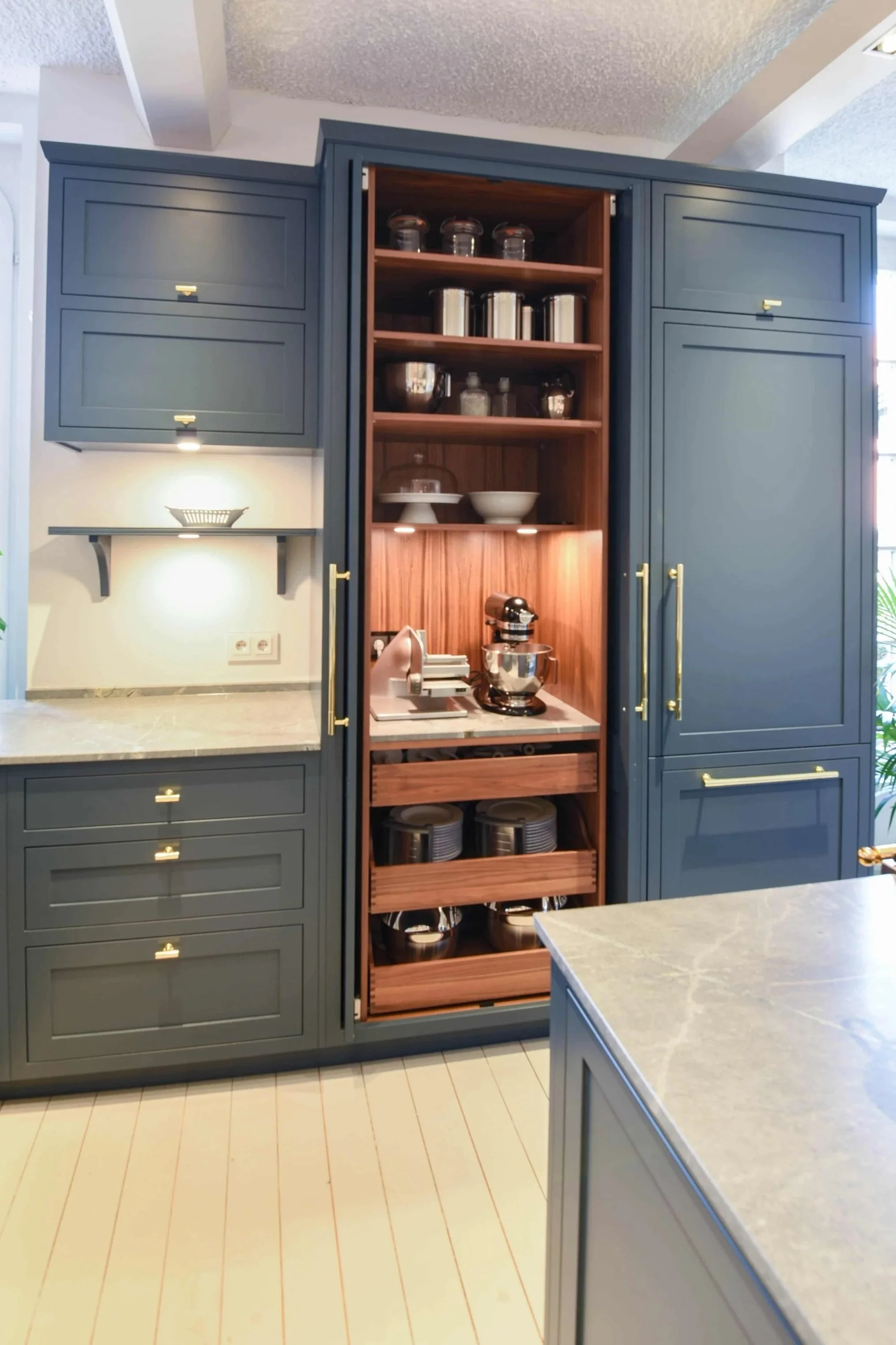 Shakerküche mit Pocket Door Element im Showroom