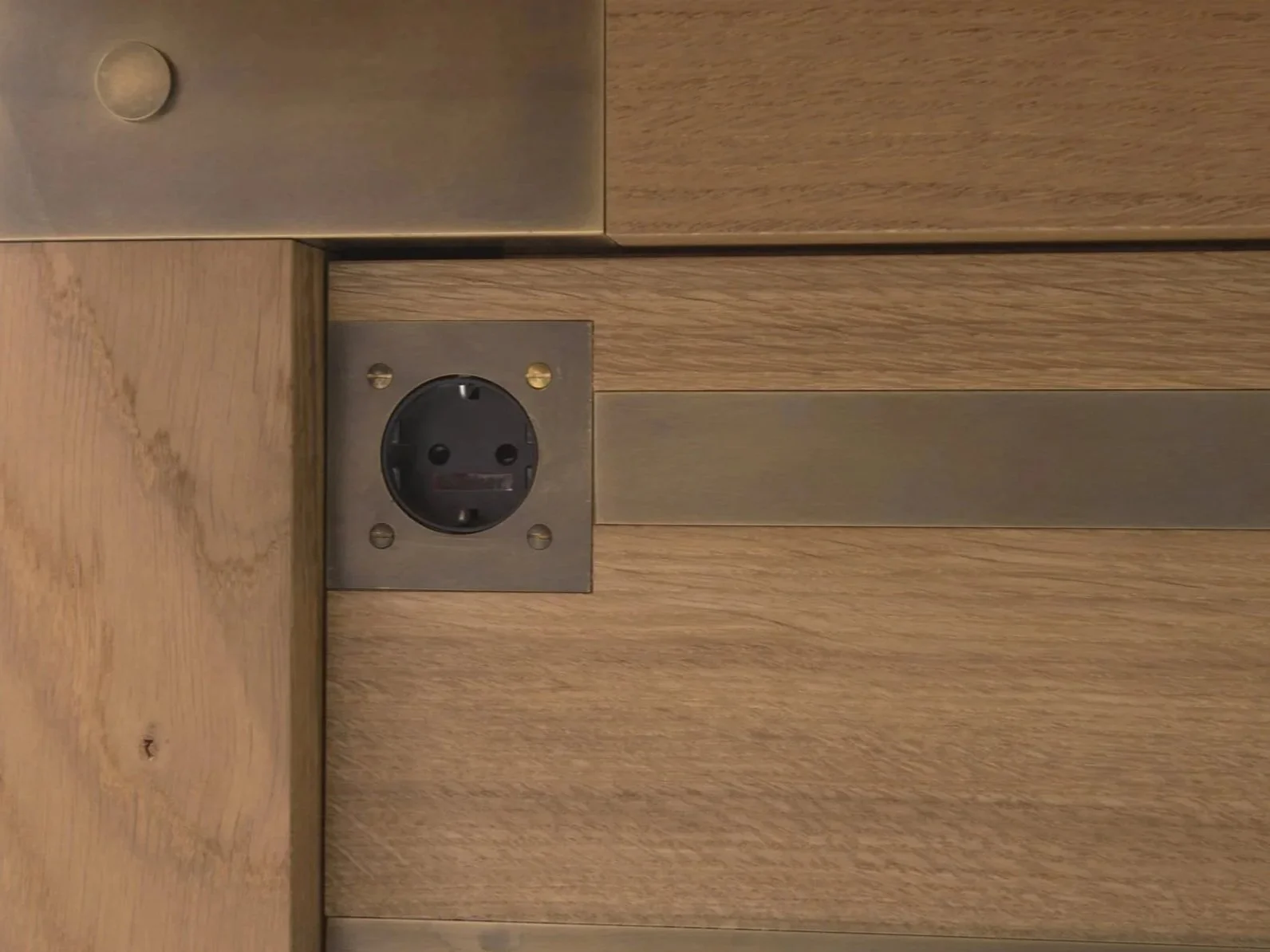 Handgefertiger Beschlag aus Messing für Steckdose