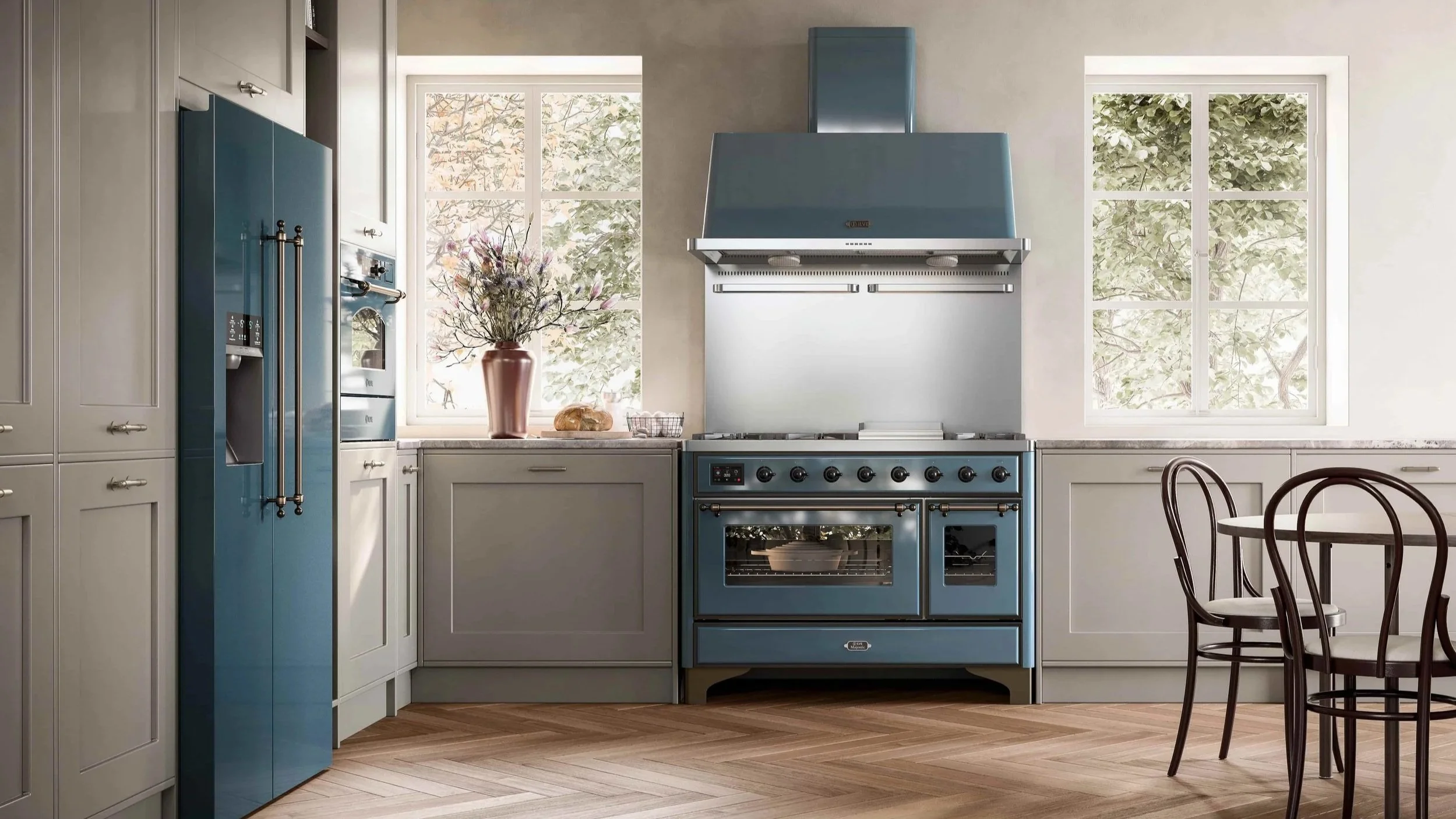 Shaker Küche mit Geräten von Ilve, Standherd, Haube, Backofen und Kühlschrank mit Doppeltür und Eisspender.
