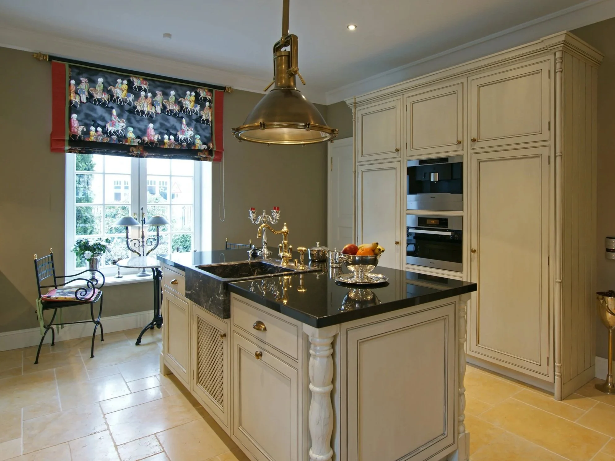 Kücheninsel vom Tischler mit Säulen und Spülbecken aus Stein