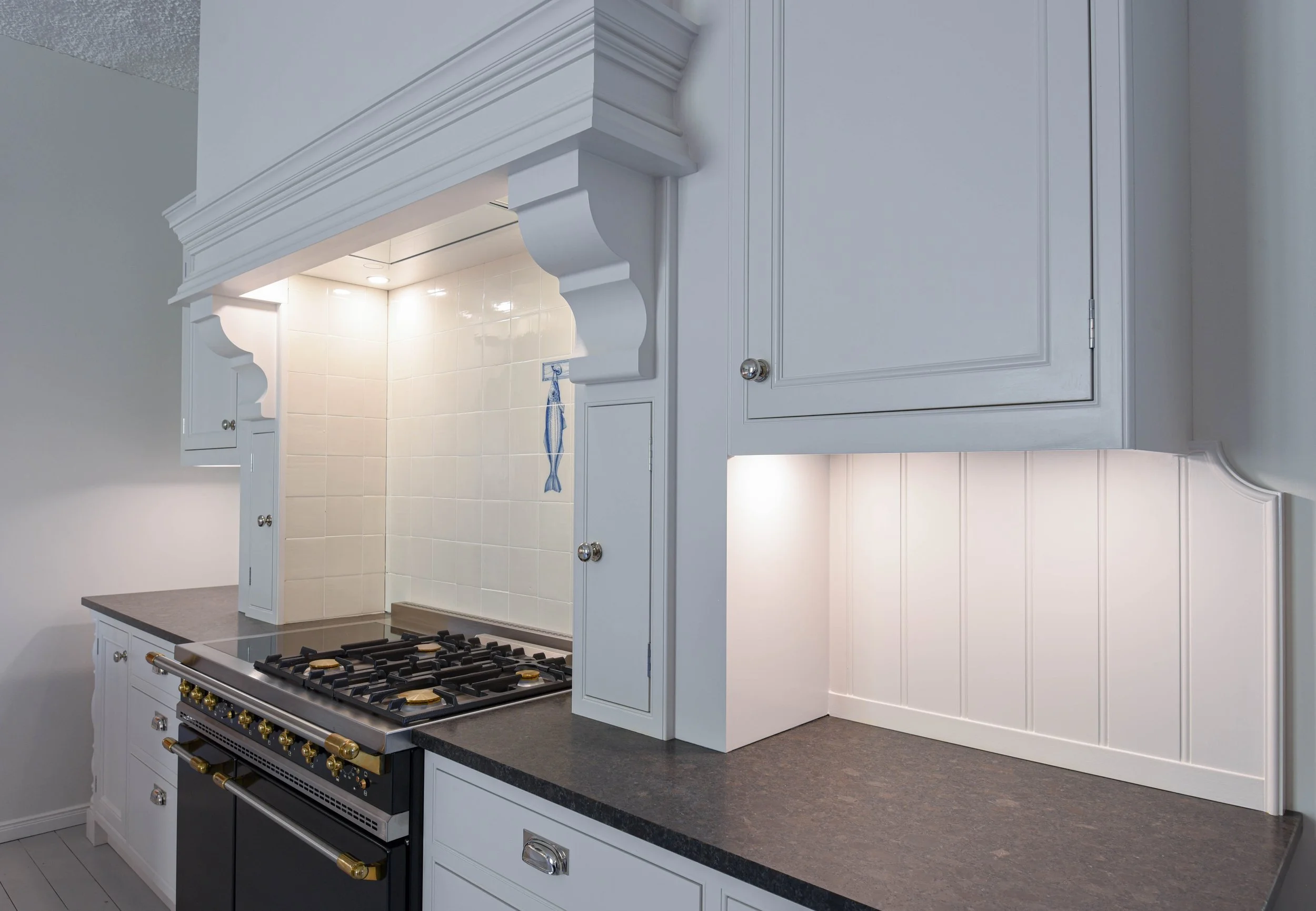 Ausstellungsküche vom Tischler mit Standherd von Lacanche und holländischen Fliesen