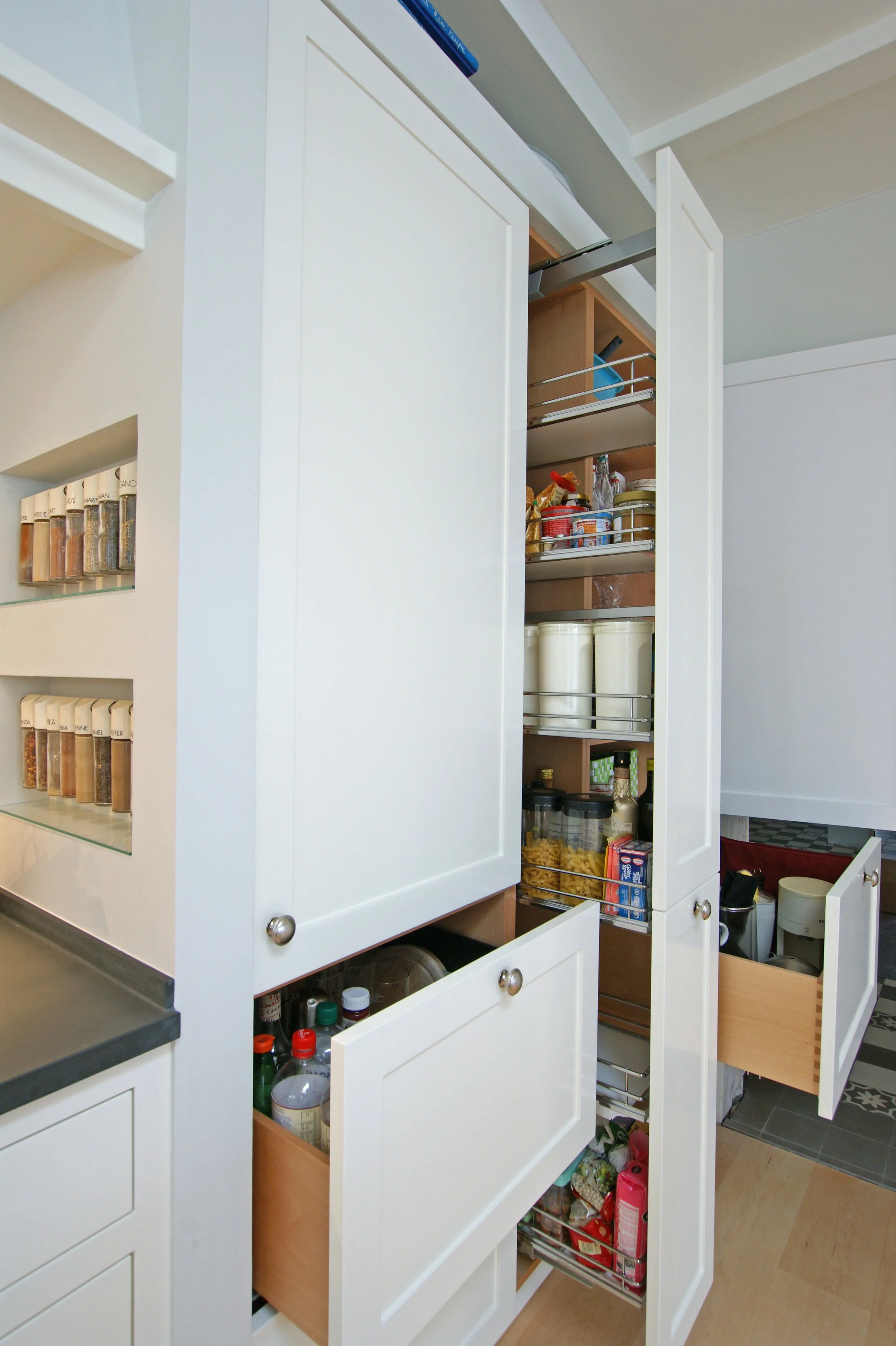 Landhausküche mit Apothekerauszug