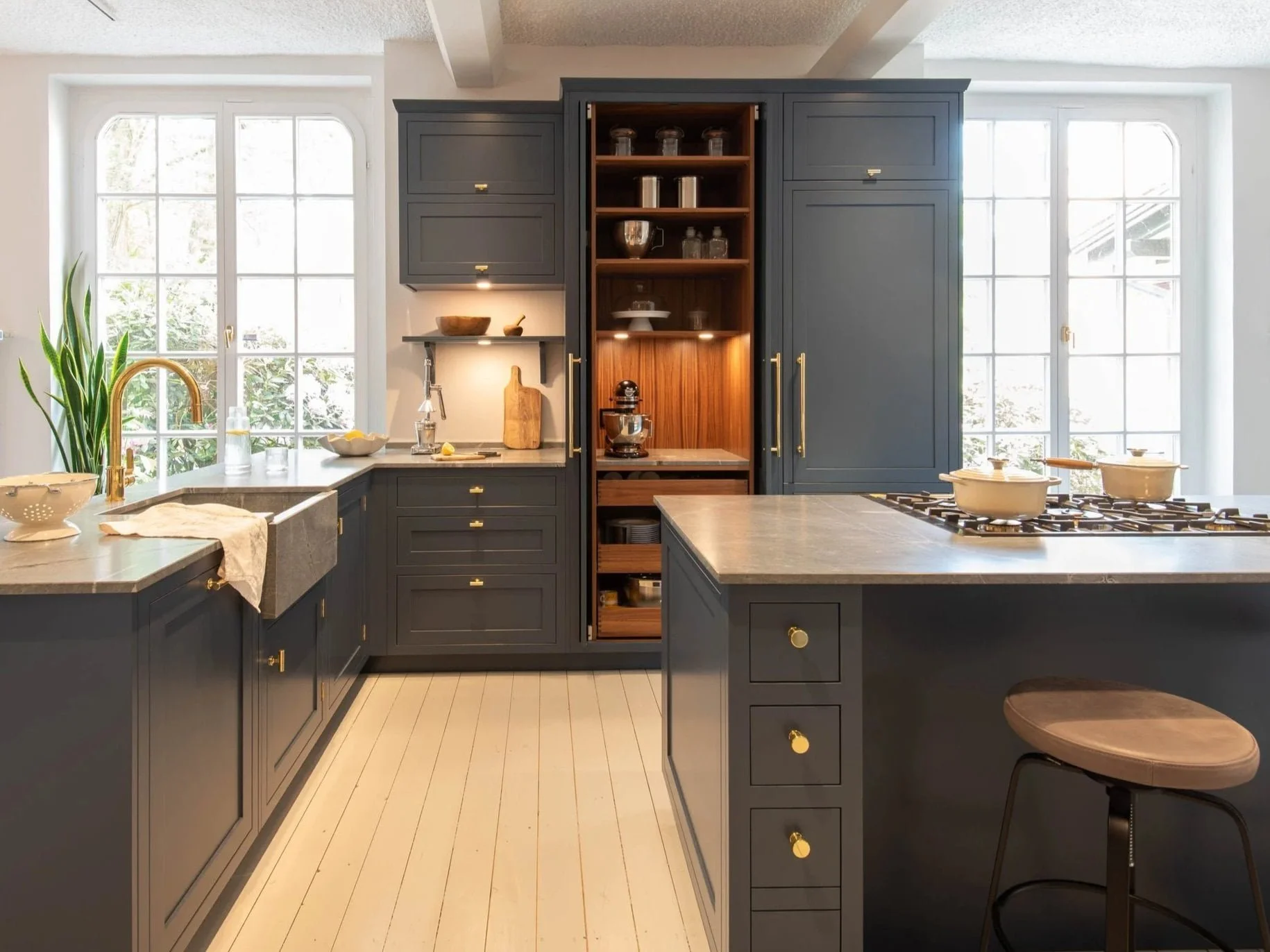 Shaker Küche mit blauen Fronten, Pocket-Türen-Schrank, Schubladen in Nussbaum, Arbeitsplatte und Spüle aus Granit, vollintegrierter Kühlschrank von Miele Mastercool mit Gefrierschrank und Eiswürfelmaschine.
