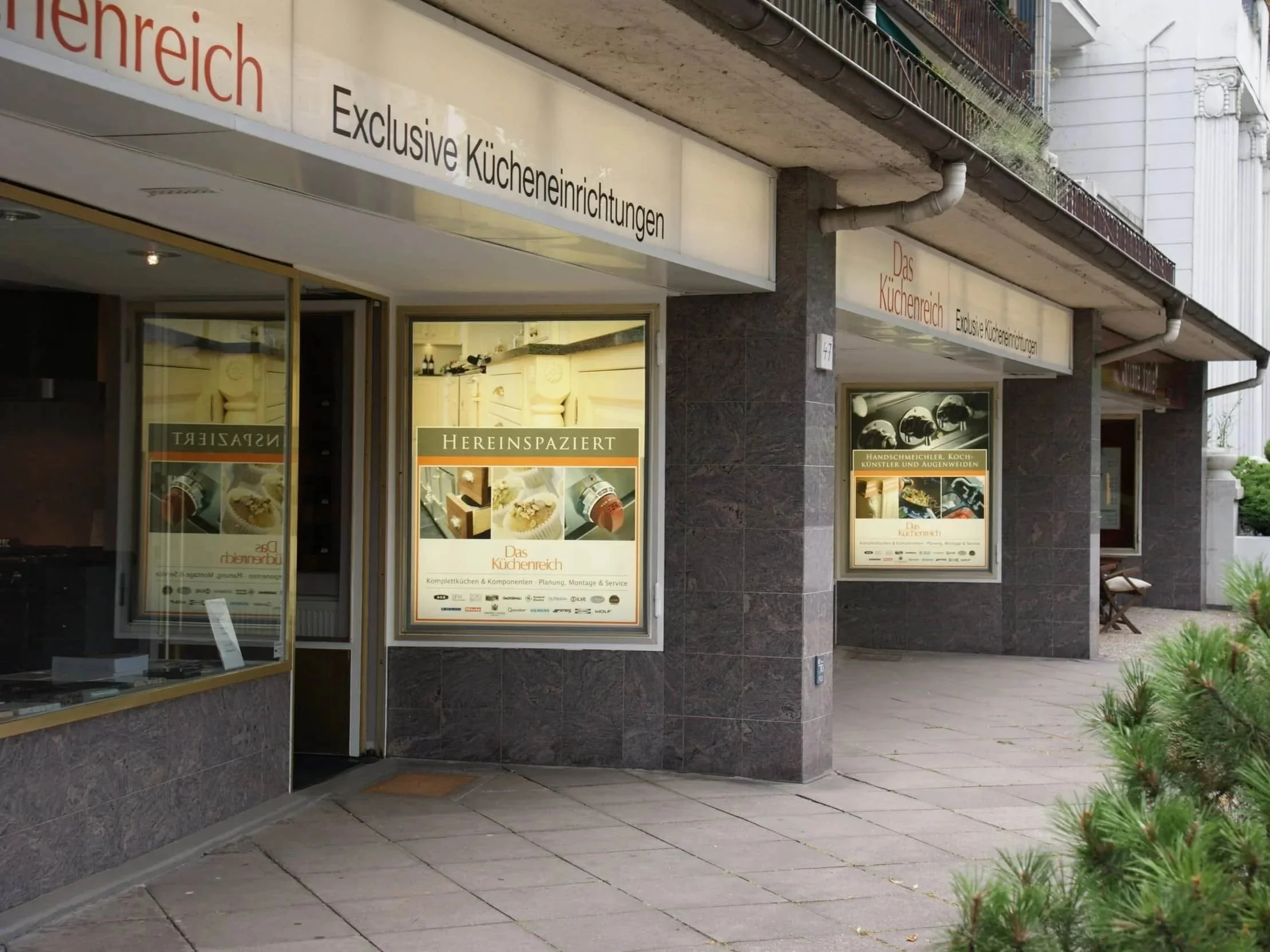 Außenansicht des ehemaligen Ladengeschäfts von "Das Küchenreich" am Hofweg in Hamburg, mit Schaufensterfront und Außenanzeige.
