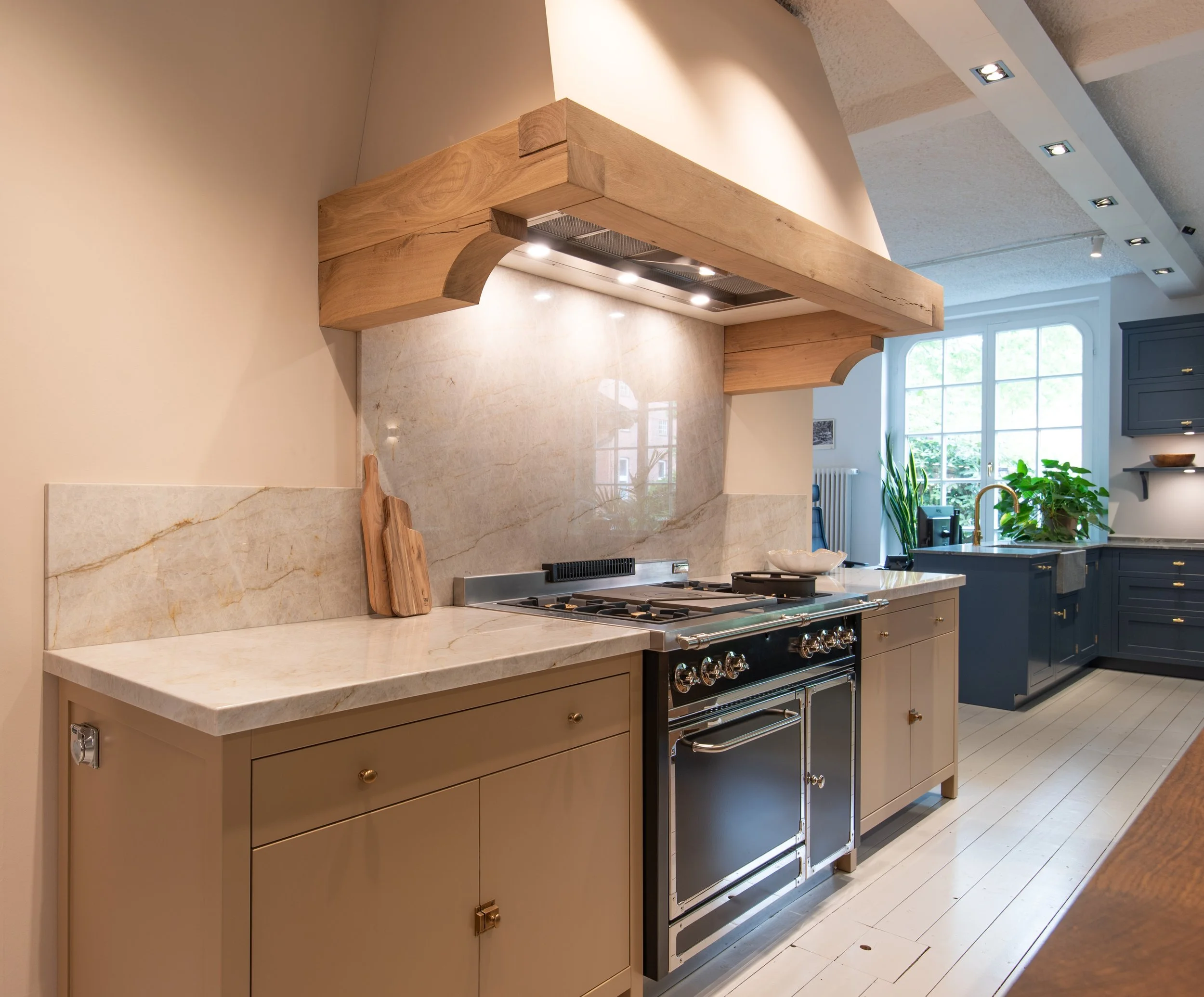 Küche vom Tischler mit Standherd und Haube
