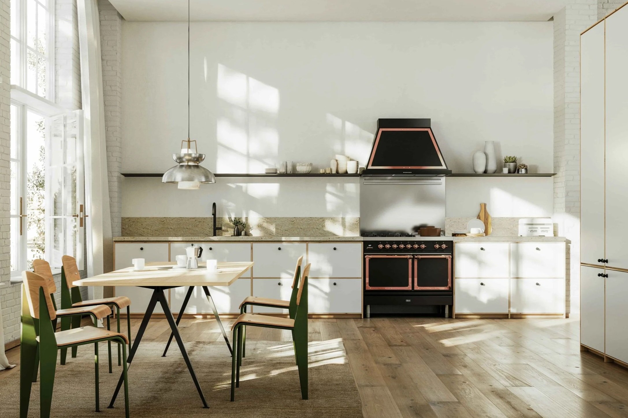 Moderne, helle Küche mit Holzfußboden und einem Nostalgie Standherd von Ilve