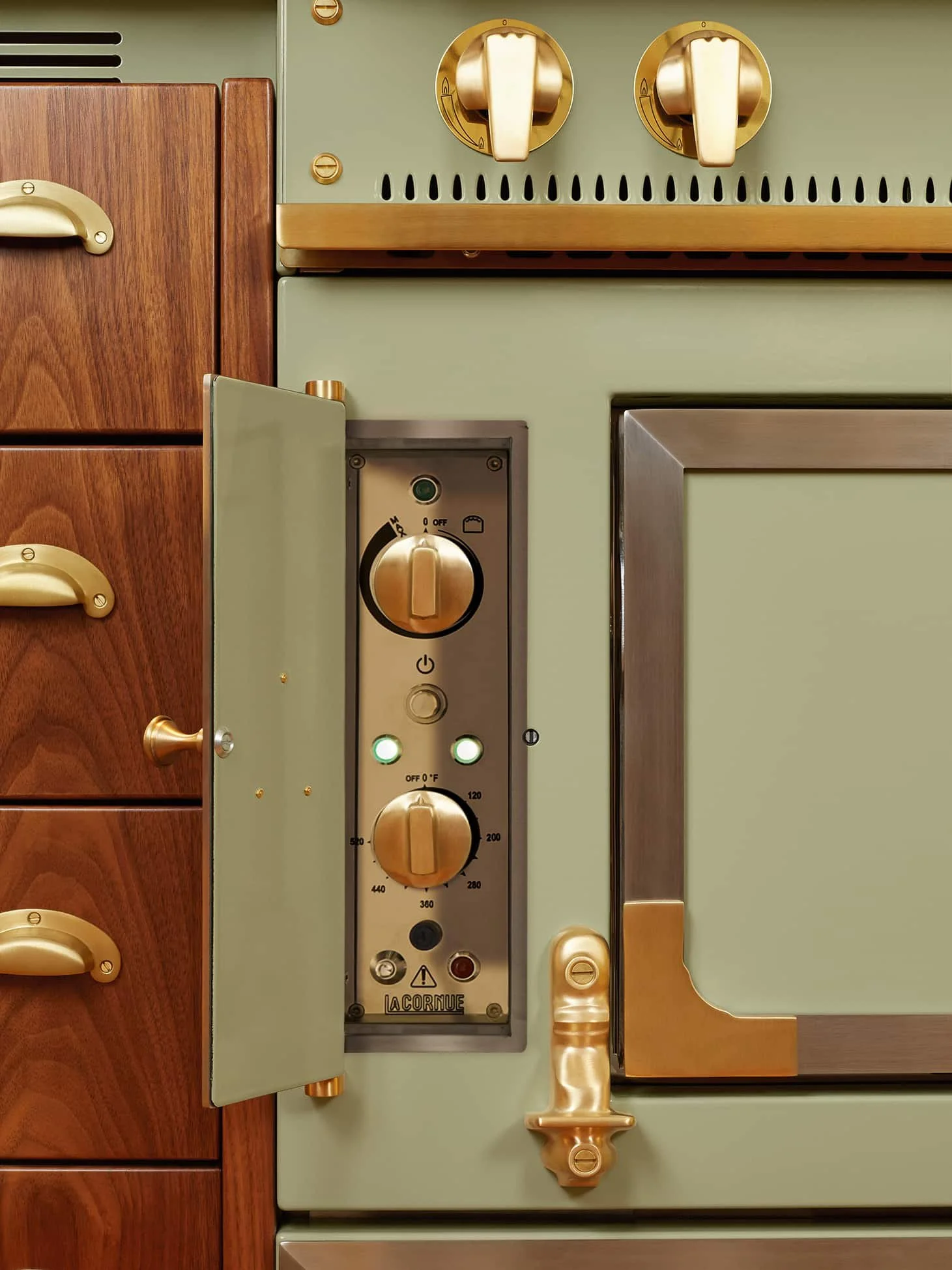Rangecooker La Cornue mit Schrank in Nussbaum