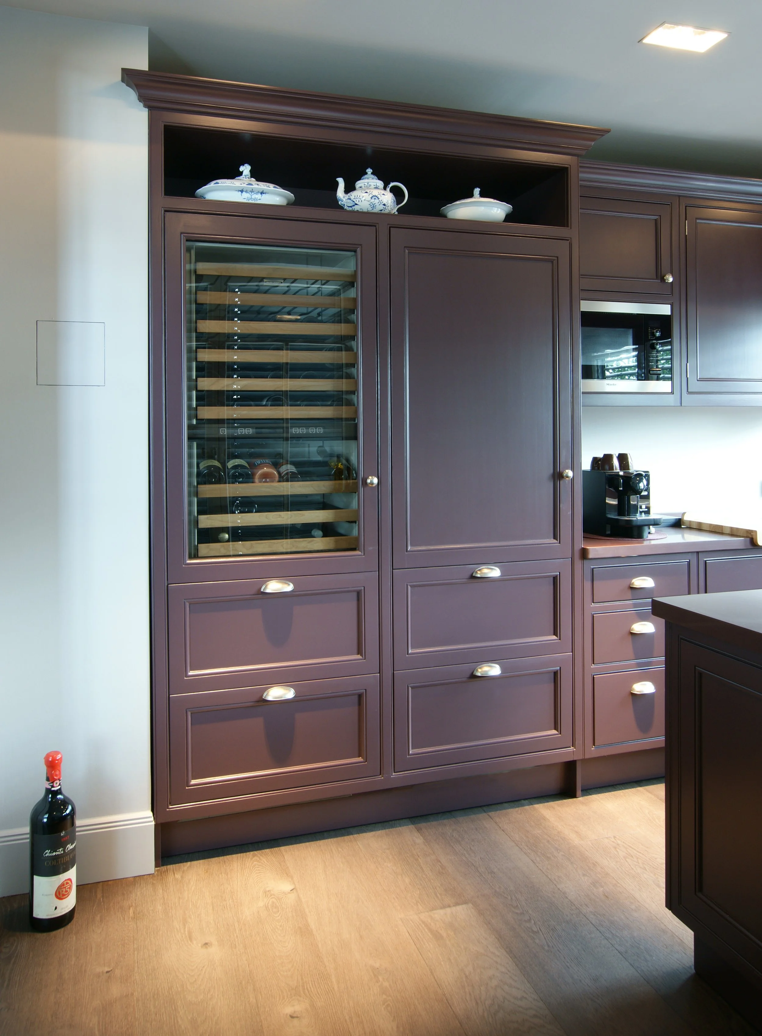 Küche mit vollintegriertem Weinkühlschrank