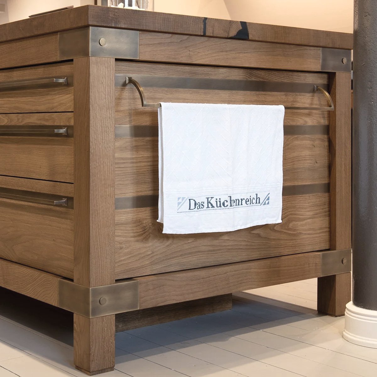 Kücheninsel aus geräucherter Eiche vom Tischler