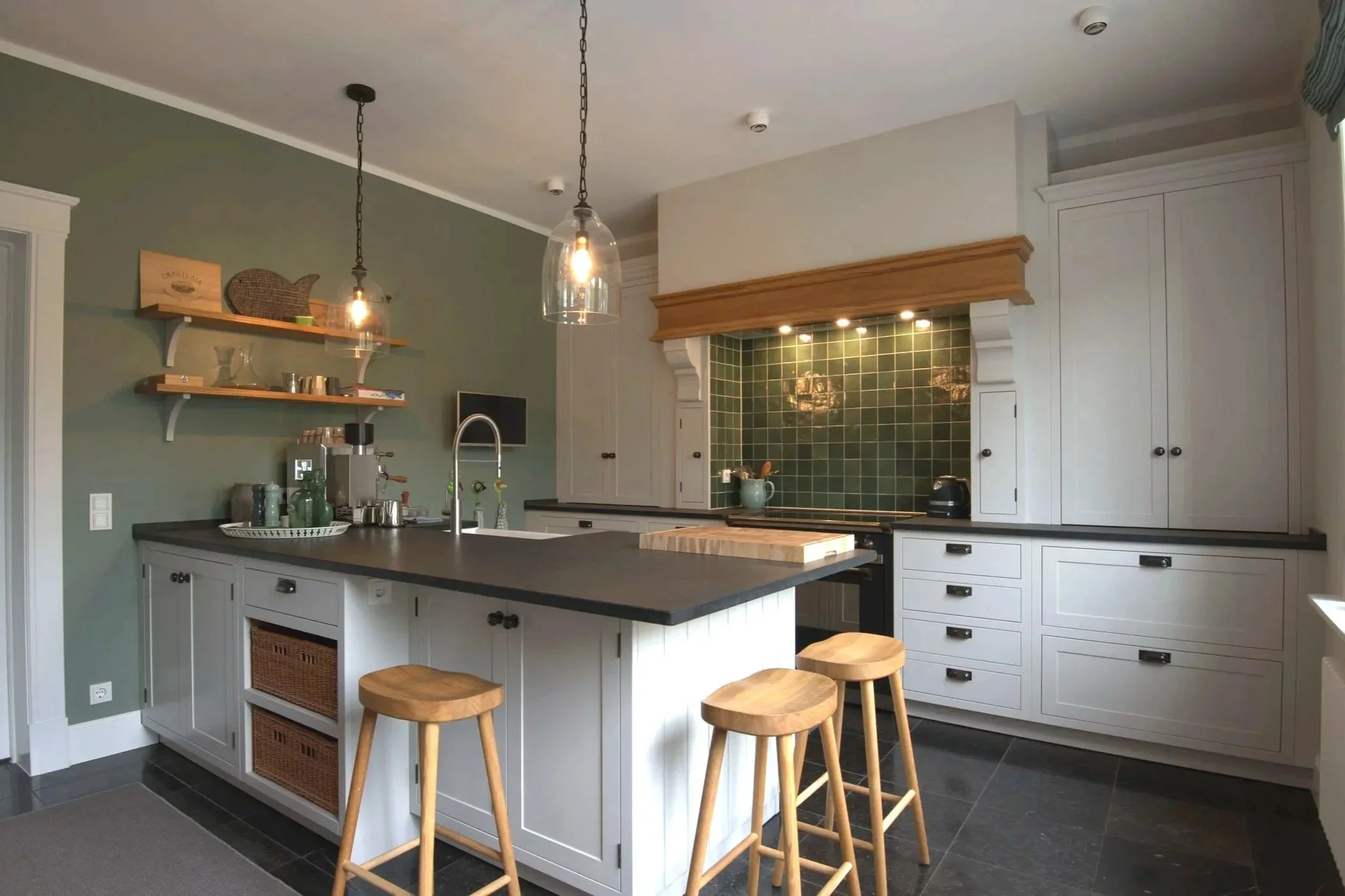 Kücheninsel mit Sitzmöglichkeiten gefertigt vom Tischler